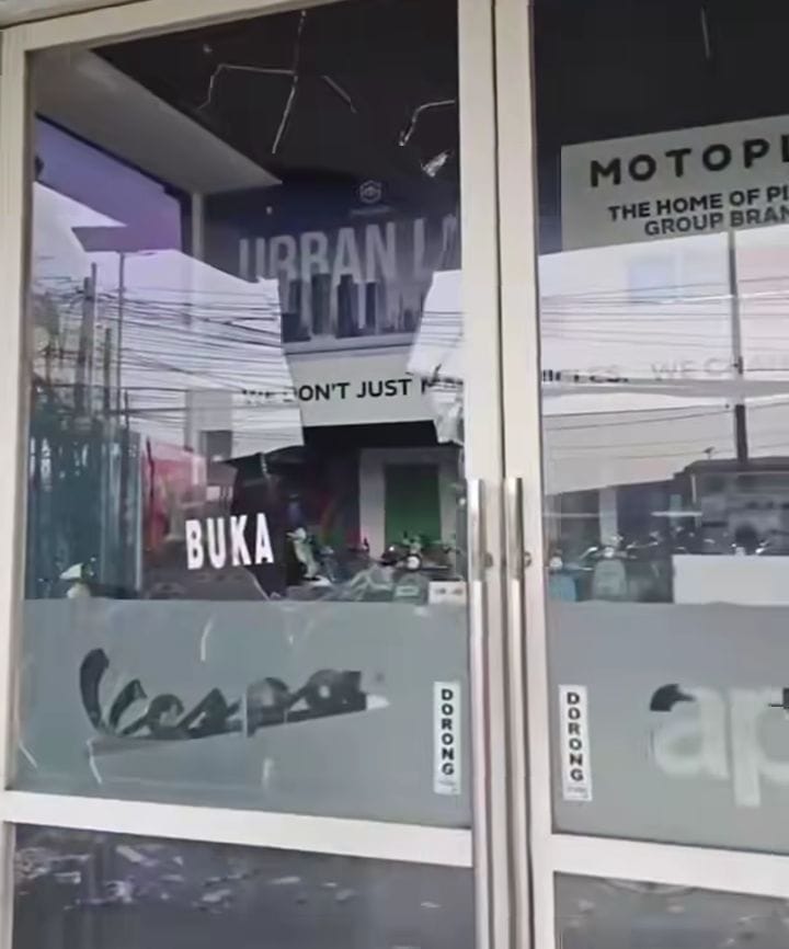 RUSAK : Kondisi pintu kaca dealer usai terkena ledakan petasan di Gedangan, Sidoarjo. (IST/RADAR SIDOARJO)