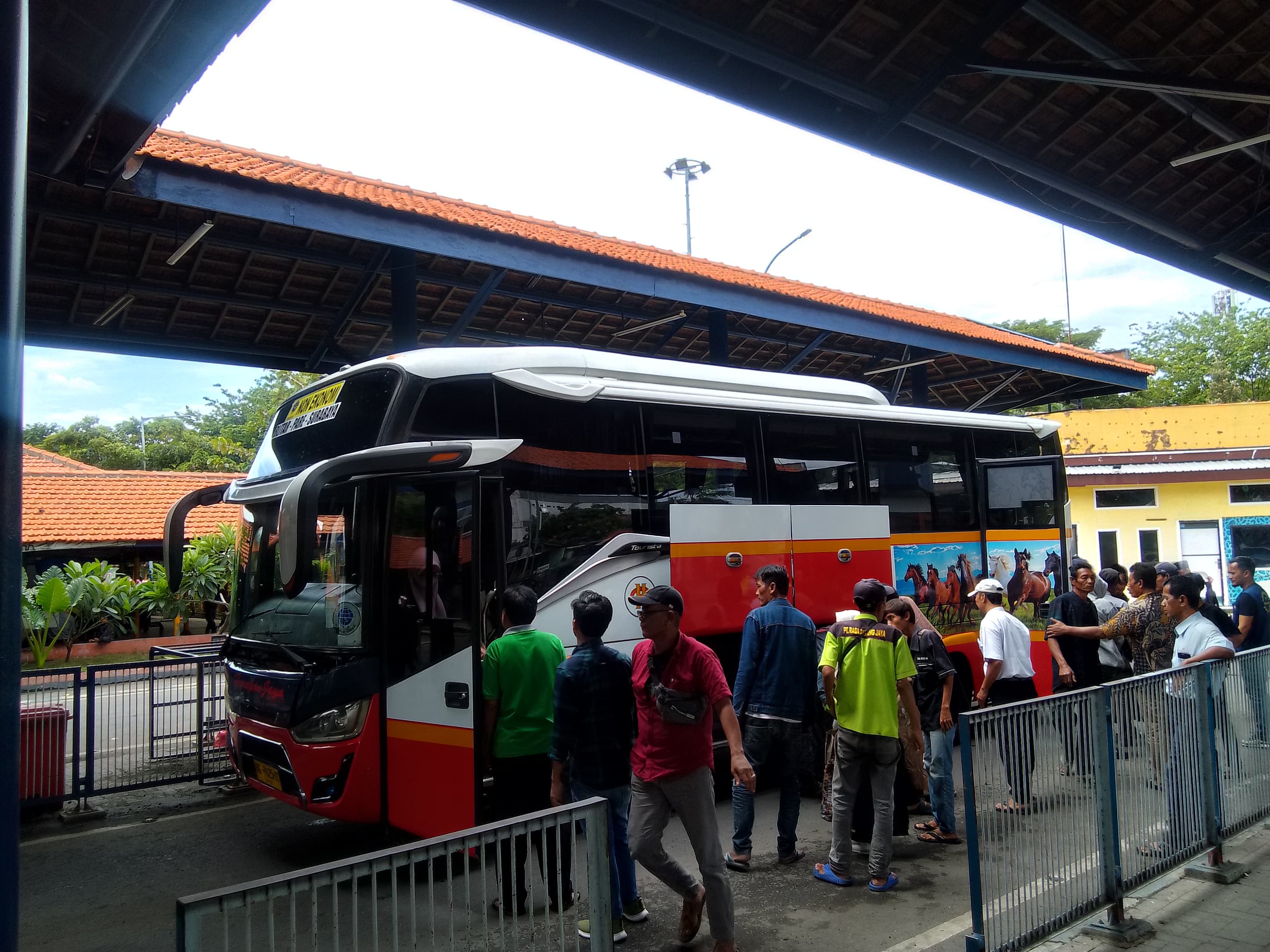 KEMBALI : Sejumlah penumpang turun di Terminal Purabaya, Sidoarjo, saat arus balik lebaran. (DIKY PUTRA SANSIRI/RADAR SIDOARJO)