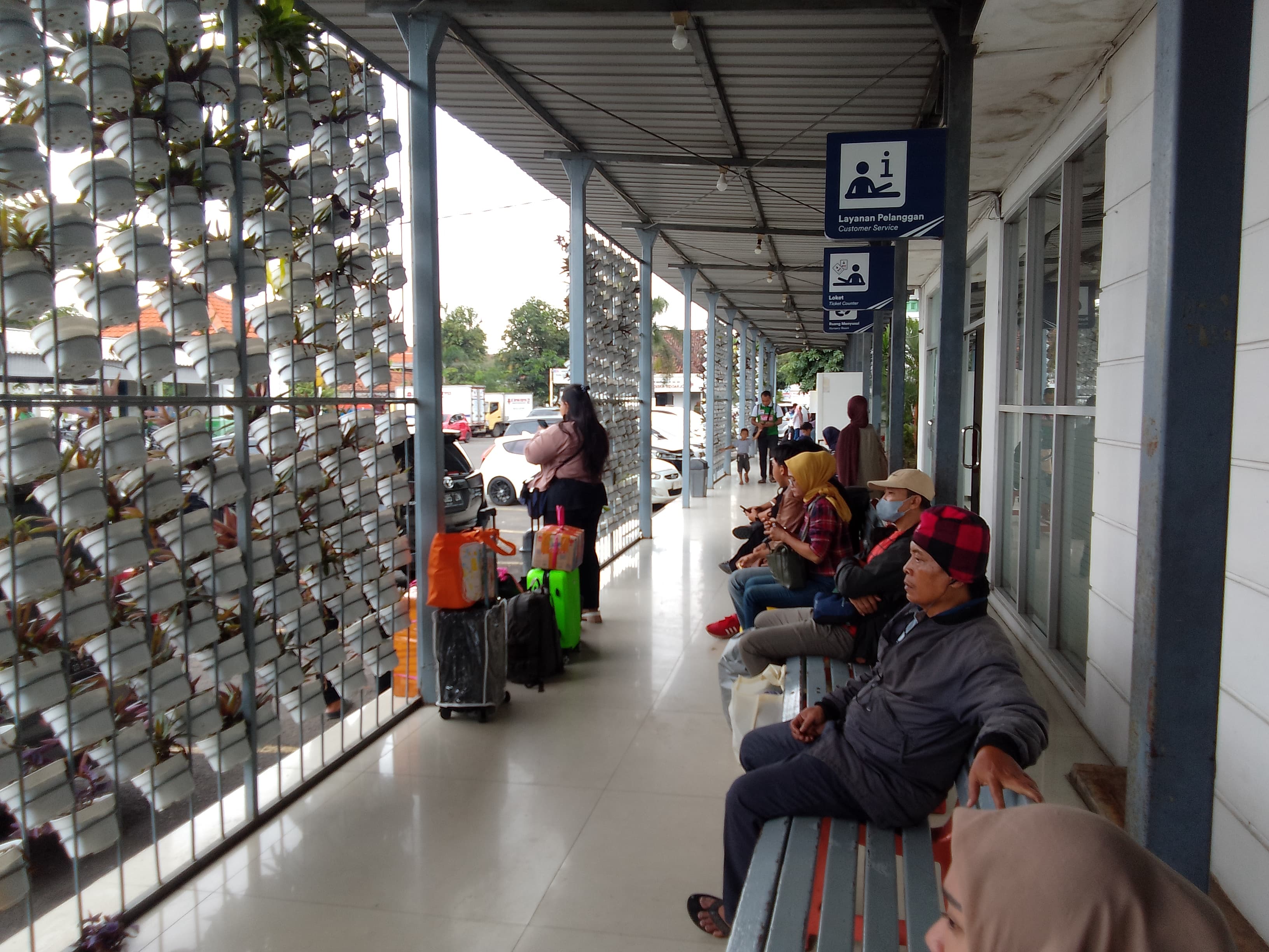 KEMBALI : Pemudik padati Stasiun Sidoarjo, Senin (7/4). Jumlah penumpang tercatat stabil dampak dari WFA. (DIKY PUTRA SANSIRI/RADAR SIDOARJO)