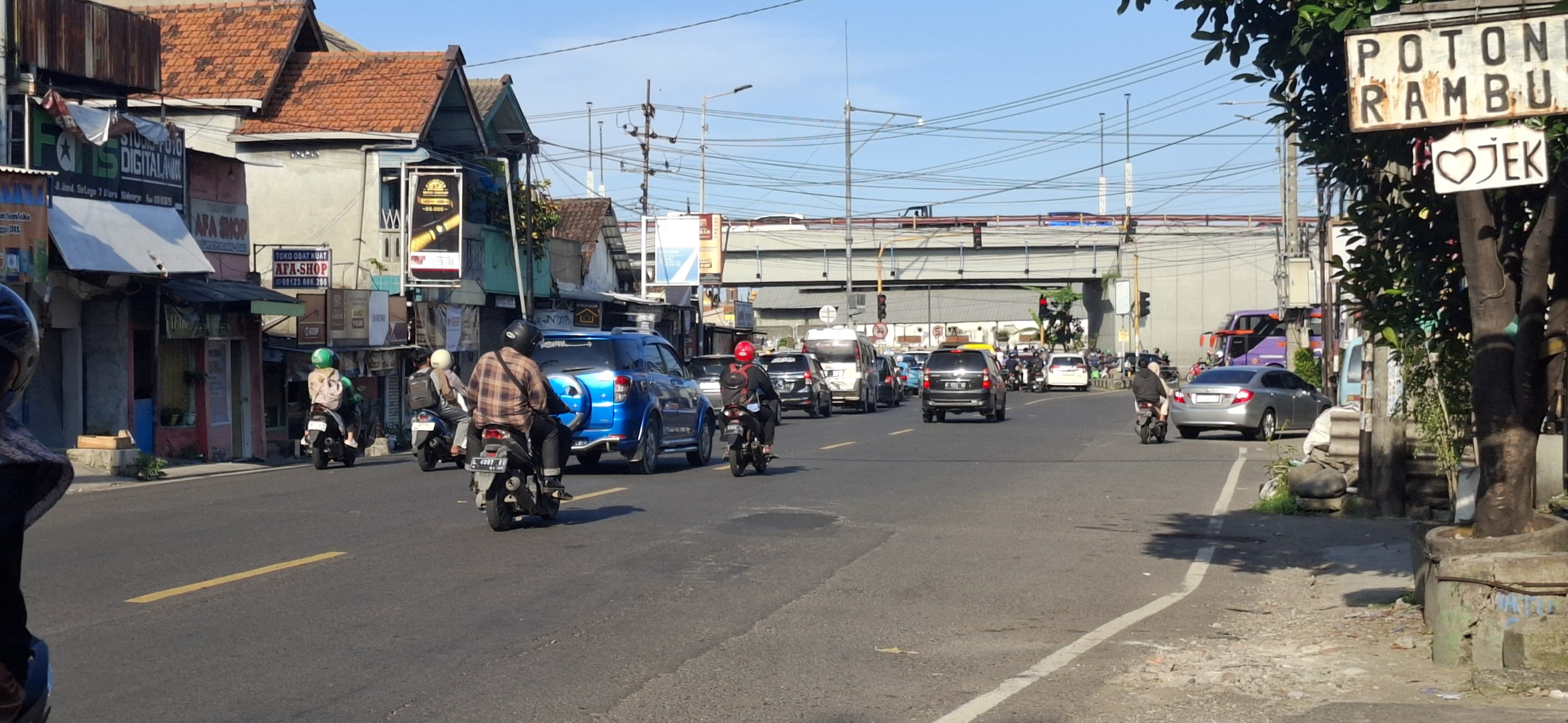 MASIH BERLAKU : Satlantas Polresta Sidoarjo masih berlakukan one way di Jalan Letjen Sutoyo, Waru, Sidoarjo.  (GUNTUR IRIANTO/RADAR SIDOARJO)