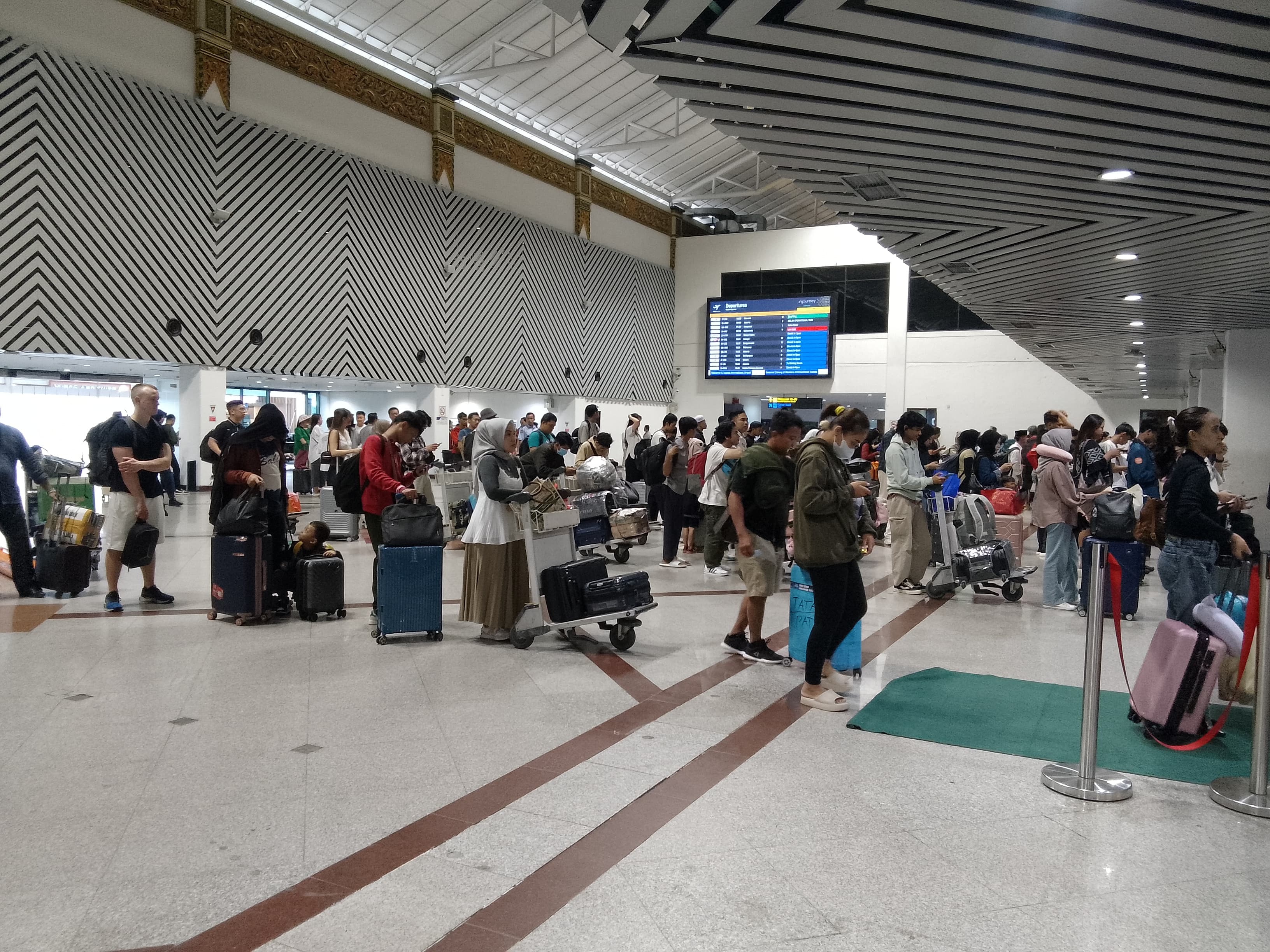 ARUS BALIK : Anteran penumpang pesawat berada di Bandara Juanda, Sidoarjo. (DIKY PUTRA SANSIRI/RADAR SIDOARJO)