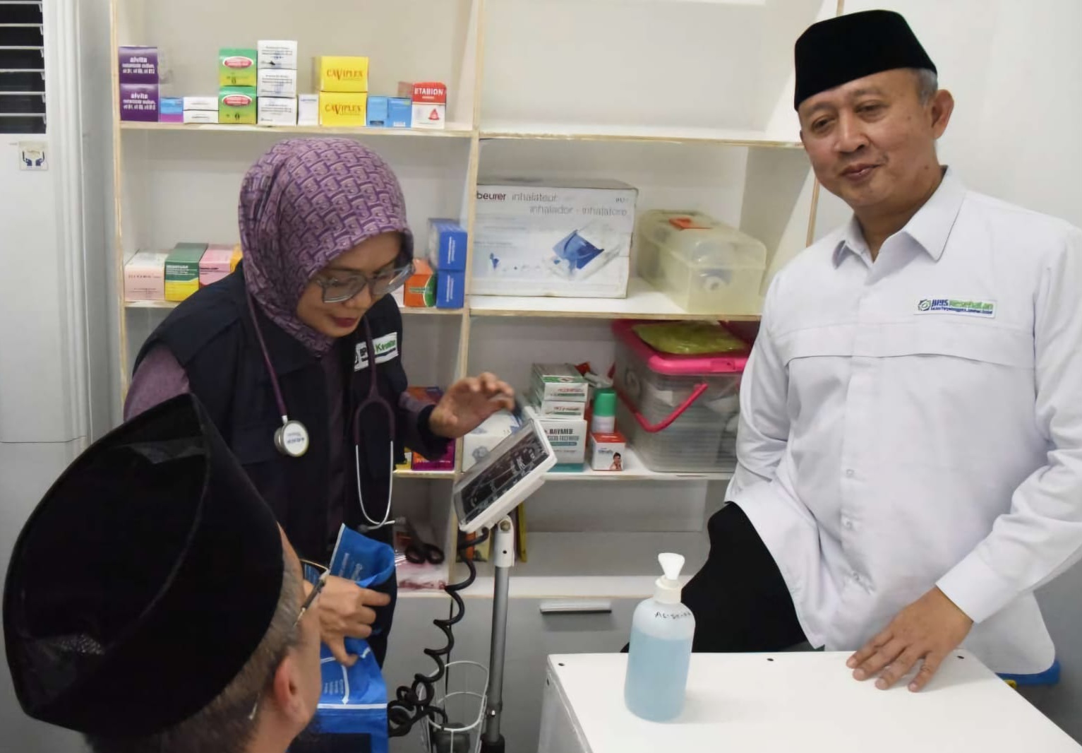 BERMANFAAT: Pemudik yang mencoba pijat refleksi di Posko Mudik BPJS Kesehatan di Terminal Purabaya, Sidoarjo. (IST/RADAR SIDOARJO)