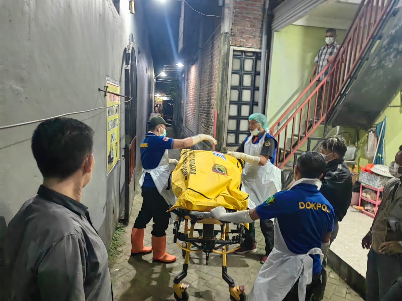 HEBOH : Penemuan mayat di tempat kos, Wonoayu, Sidoarjo, Senin (7/4). (IST/RADAR SIDOARJO)