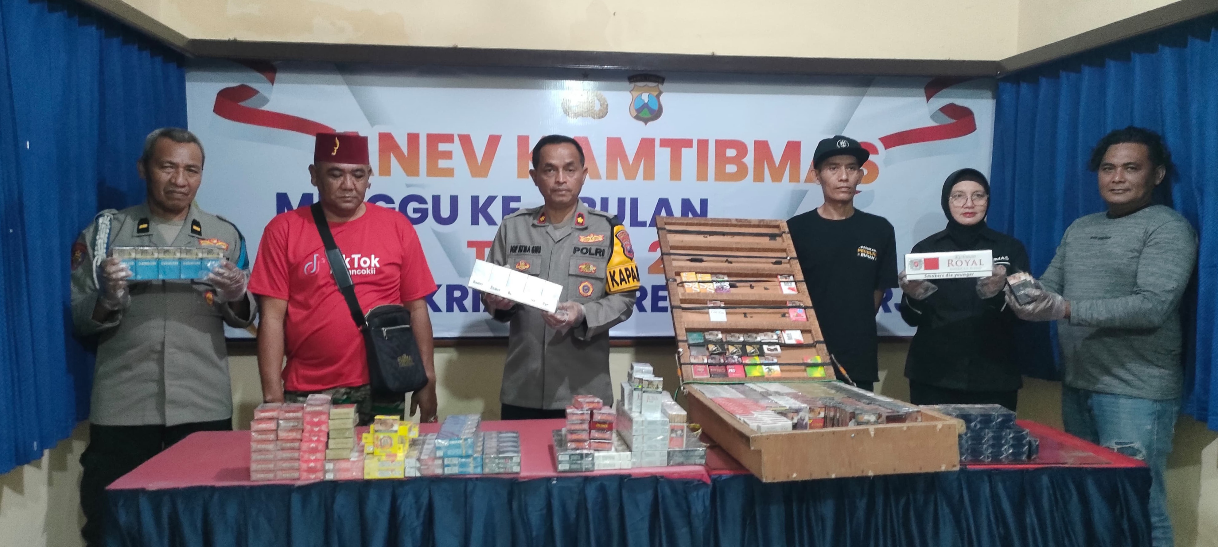 TAK BERCUKAI : Polsek Krian mengamankan penjual dan ratusan bungkus rokok ilegal di Pasar Loak, Krian. (IST/RADAR SIDOARJO)