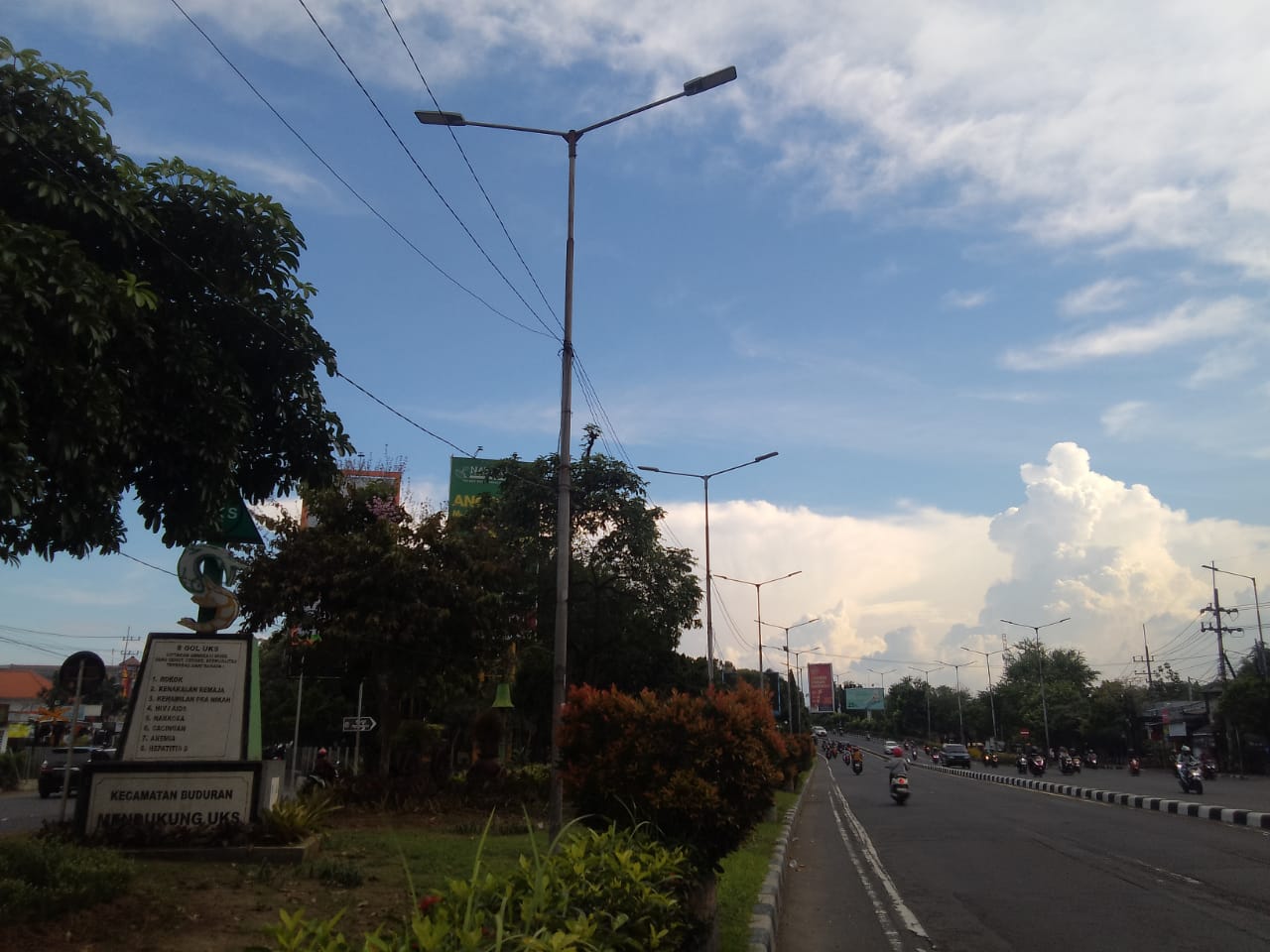 DIRAWAT : Deretan PJU di jalan layang Jenggolo Kecamatan Buduran. Dishub Sidoarjo akan perbaiki PJU yang mati. (M SAIFUL ROHMAN/RADAR SIDOARJO)