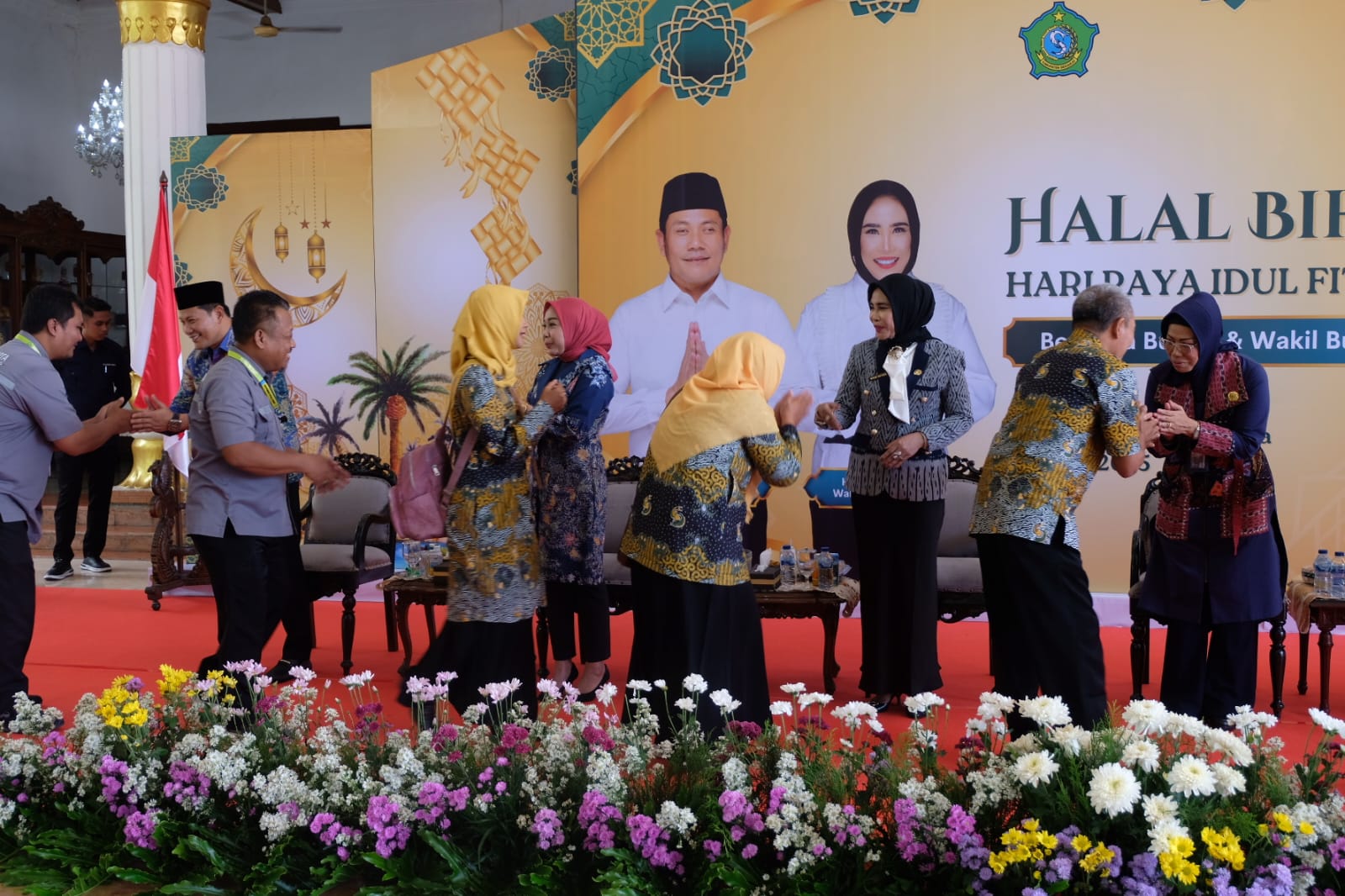 SALING MEMAAFKAN: Bupati Sidoarjo Subandi beserta istri dan Wakil Bupati Mimik Idayana menggelar halalbihalal di Pendapa Delta Wibawa, Selasa (8/4). (IST)