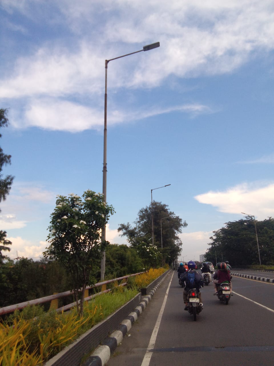 DITAMBAH: Penerangan Jalan Umum (PJU) yang ada di Jalan Layang Jenggolo. Dishub Sidoarjo akan menambah 400 titik PJU di Sidoarjo. (M SAIFUL ROHMAN/RADAR SIDOARJO)