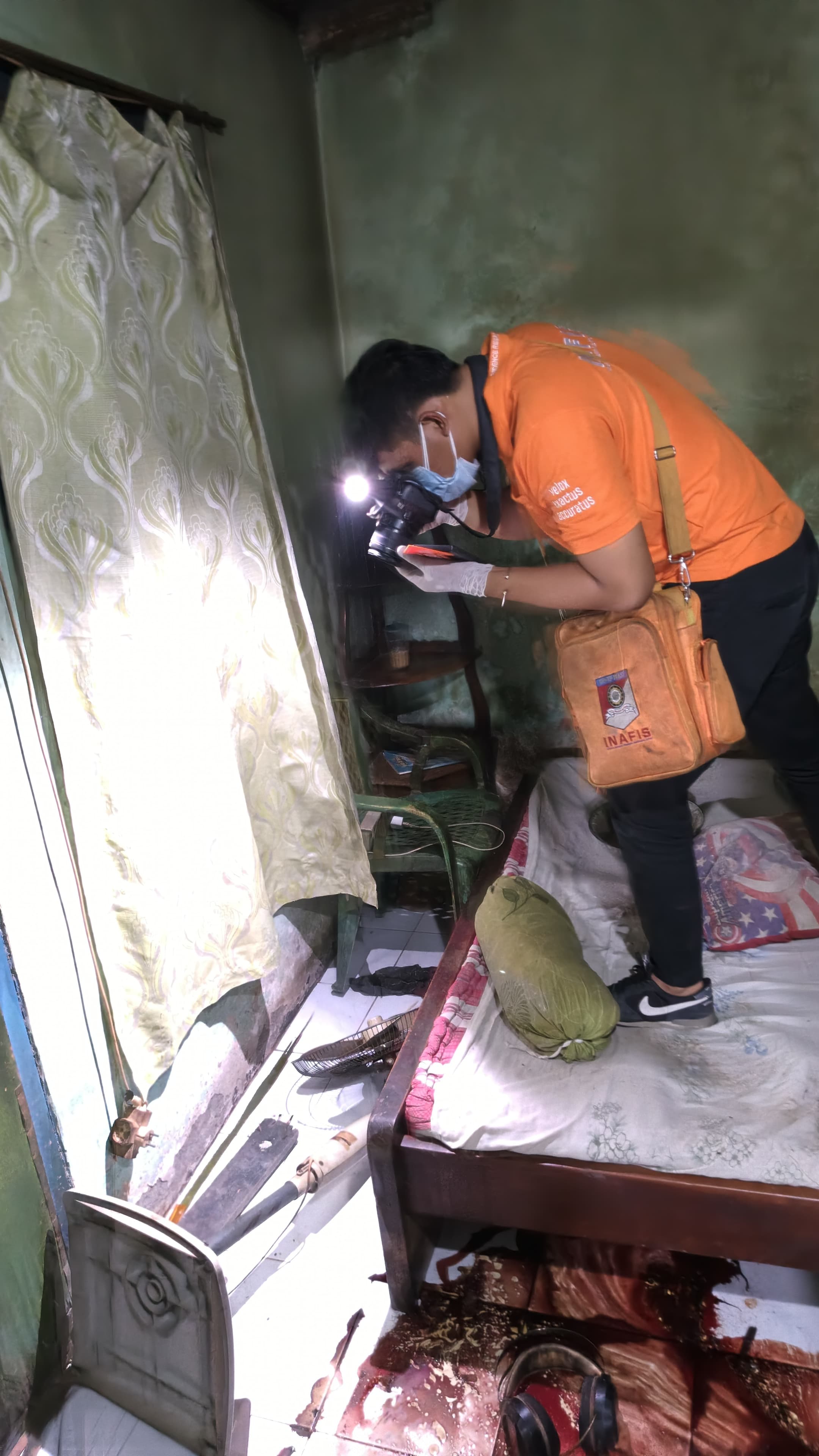 GEGER : Penemuan mayat di kamar rumah, Bulusidokare, Sidoarjo, Selasa (8/4) malam. (IST/RADAR SIDOARJO)