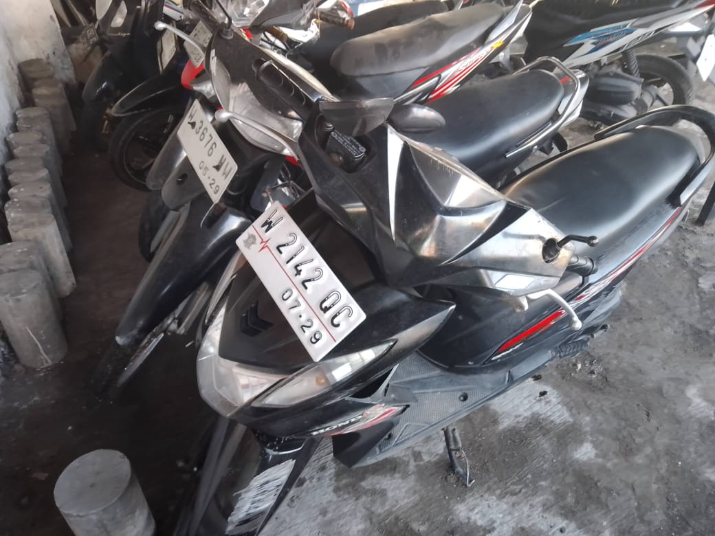 BARANG BUKTI : Kondisi kendaraan korban usai terlibat menabrak pembatas jalan di Jalan Raya Tebel, Gedangan, Sidoarjo, Rabu (9/4) pagi. (IST/RADAR SIDOARJO)