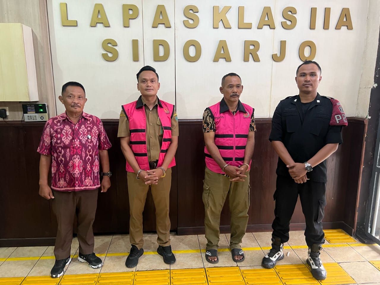 BERLANJUT : Kades Sidokerto Ali Nasikin dan Samiun saat ditahan oleh Kejari Sidoarjo terkait kasus korupsi. (IST/RADAR SIDOARJO)