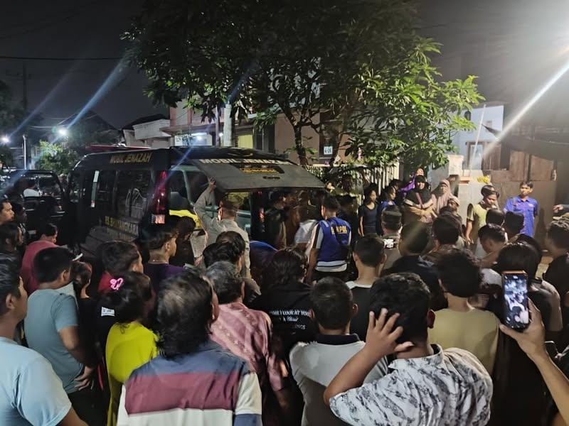 TRAGIS: Proses evakuasi korban tewas disaksikan warga sekitar, Rabu (9/4) malam.