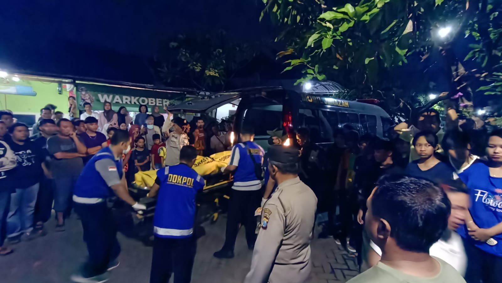 HEBOH : Warga memadati lokasi evakuasi korban gantung diri di Damarsi, Buduran, Rabu (9/4). (IST/RADAR SIDOARJO)
