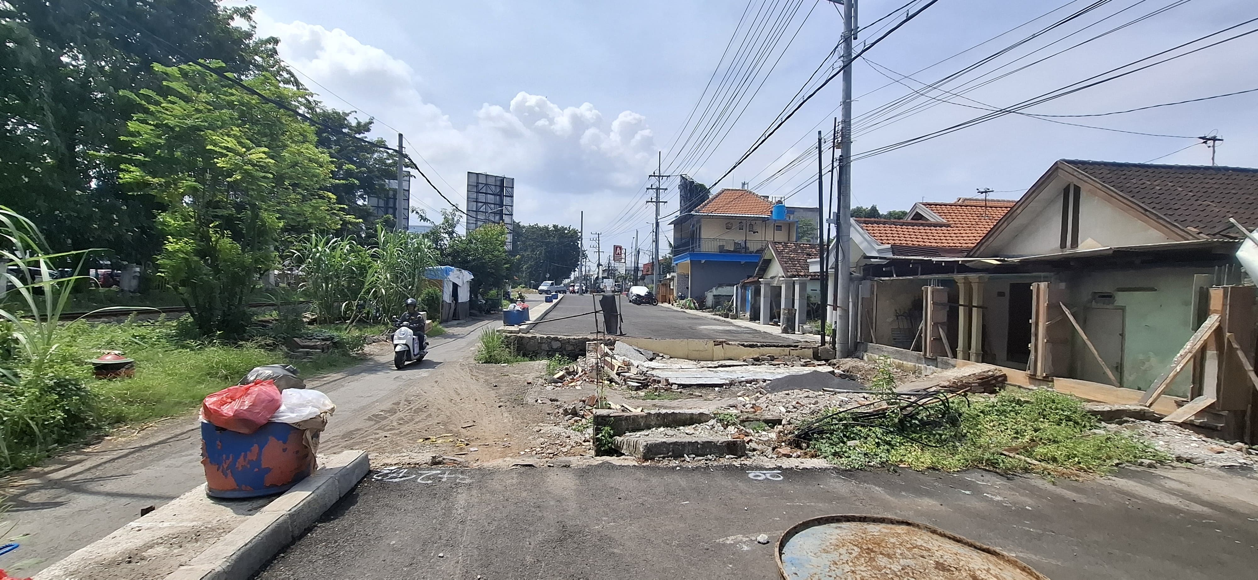 EKSEKUSI: Rumah yang di tengah Jalan Frontage Road, Buduran, Sidoarjo, telah dibongkar DPUBMSDA. (M SAIFUL ROHMAN/RADAR SIDOARJO)