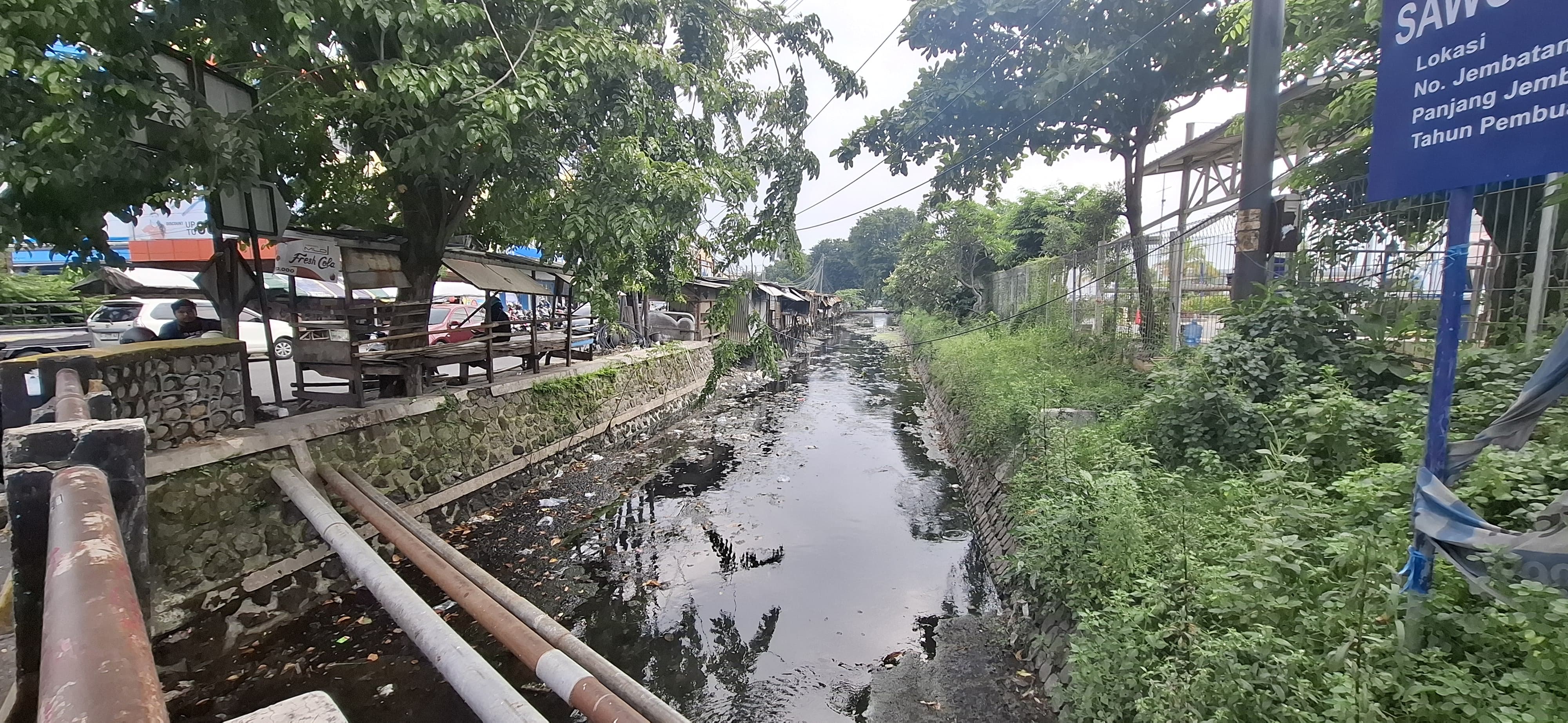 DITERTIBKAN : Bangunan liar yang berdiri di atas atau pinggiran Sungai Sawotratap, Pepelegi, Sidoarjo. Satpol PP akan bongkar bangunan ini dan di Sawotratap, Gedangan. (M SAIFUL ROHMAN/RADAR SIDOARJO)