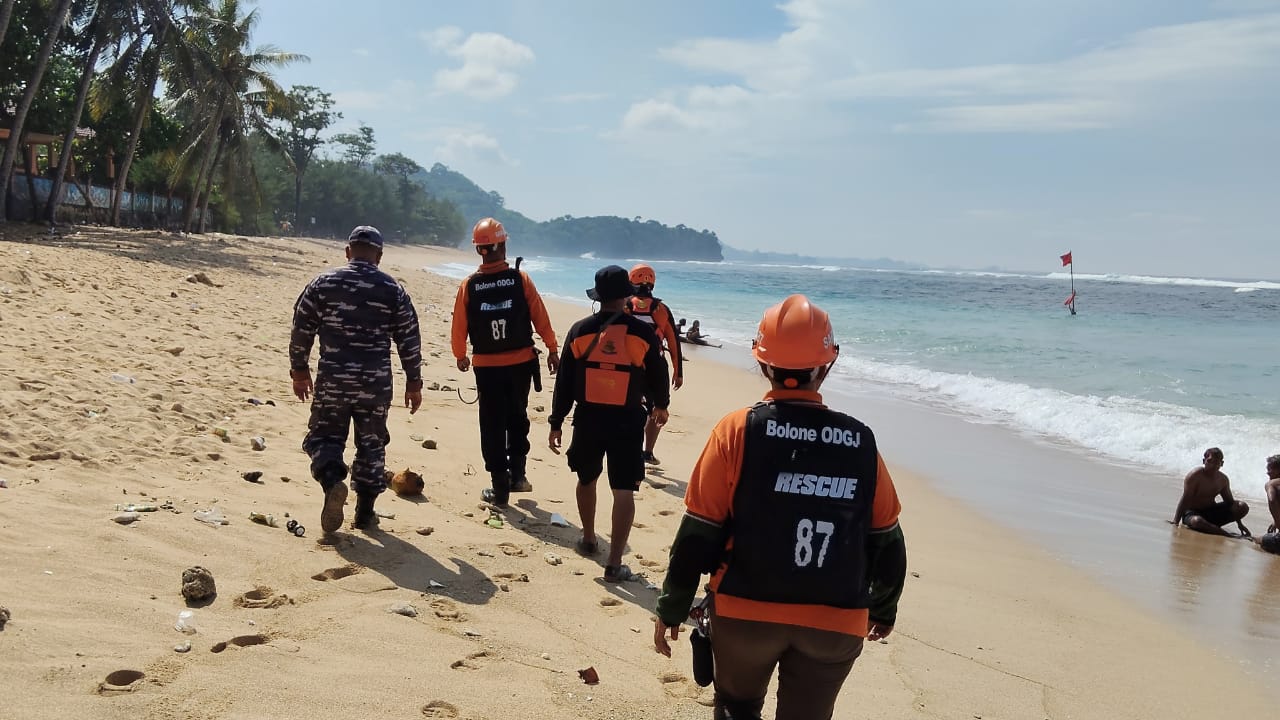 UPAYA : Petugas sedang melakukan pencarian terhadap korban di Pantai Balekambang, Malang, Rabu (9/4). (IST/RADAR SIDOARJO)