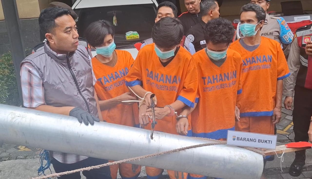DITANGKAP : Empat tersangka salah satunya penadah ditangkap Satreskrim Polresta Sidoarjo usai mencuri pipa stainless di PT Tjiwi Kimia. (GUNTUR IRIANTO/RADAR SIDOARJO)
