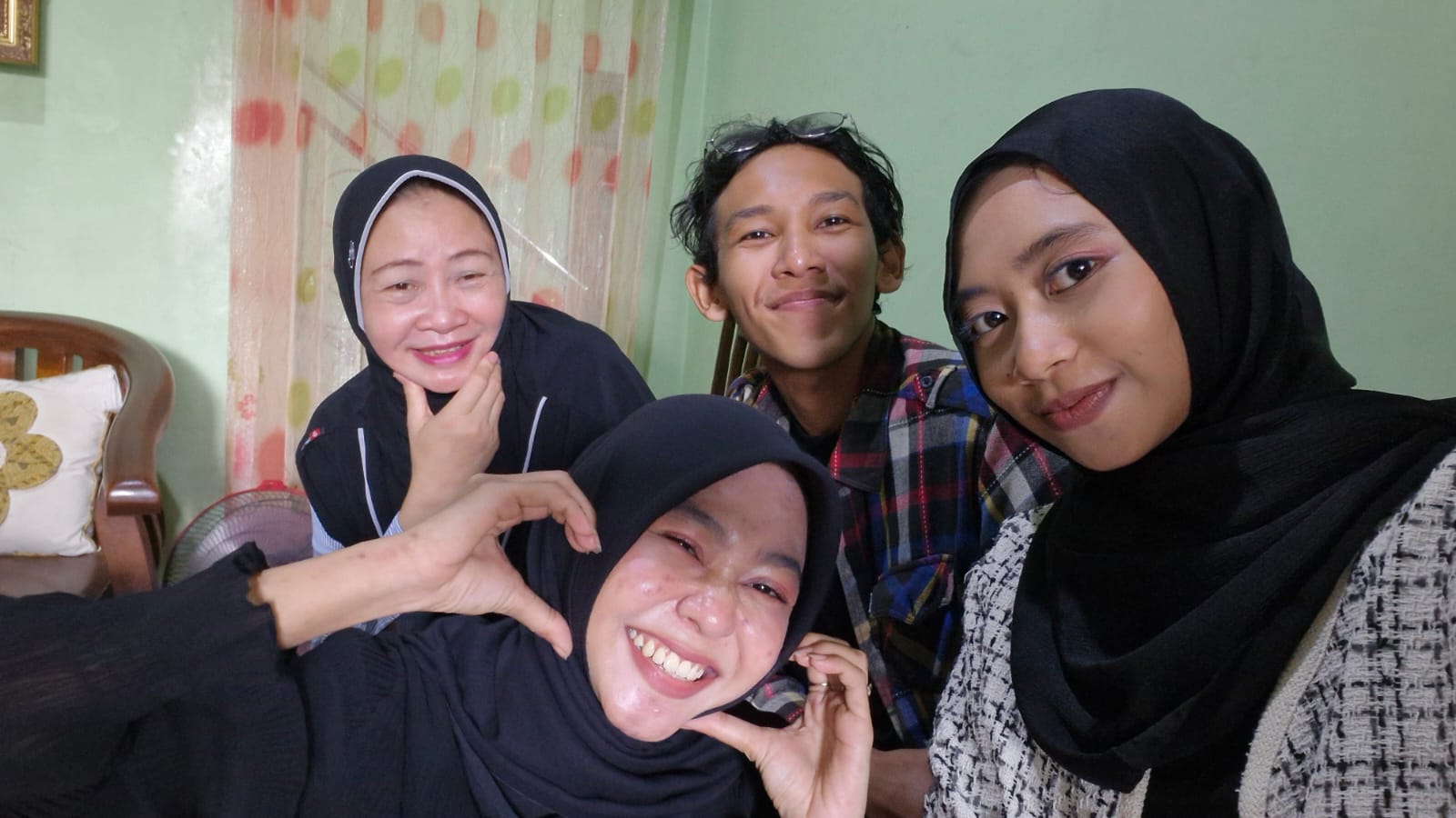 SAAT MASIH HIDUP: Michael Ekklesia (dua dari kanan) bersama teman-teman kuliah saat bersilahturahmi ke rumah dosennya saat Lebaran Idul Fitri kemarin. (IST)