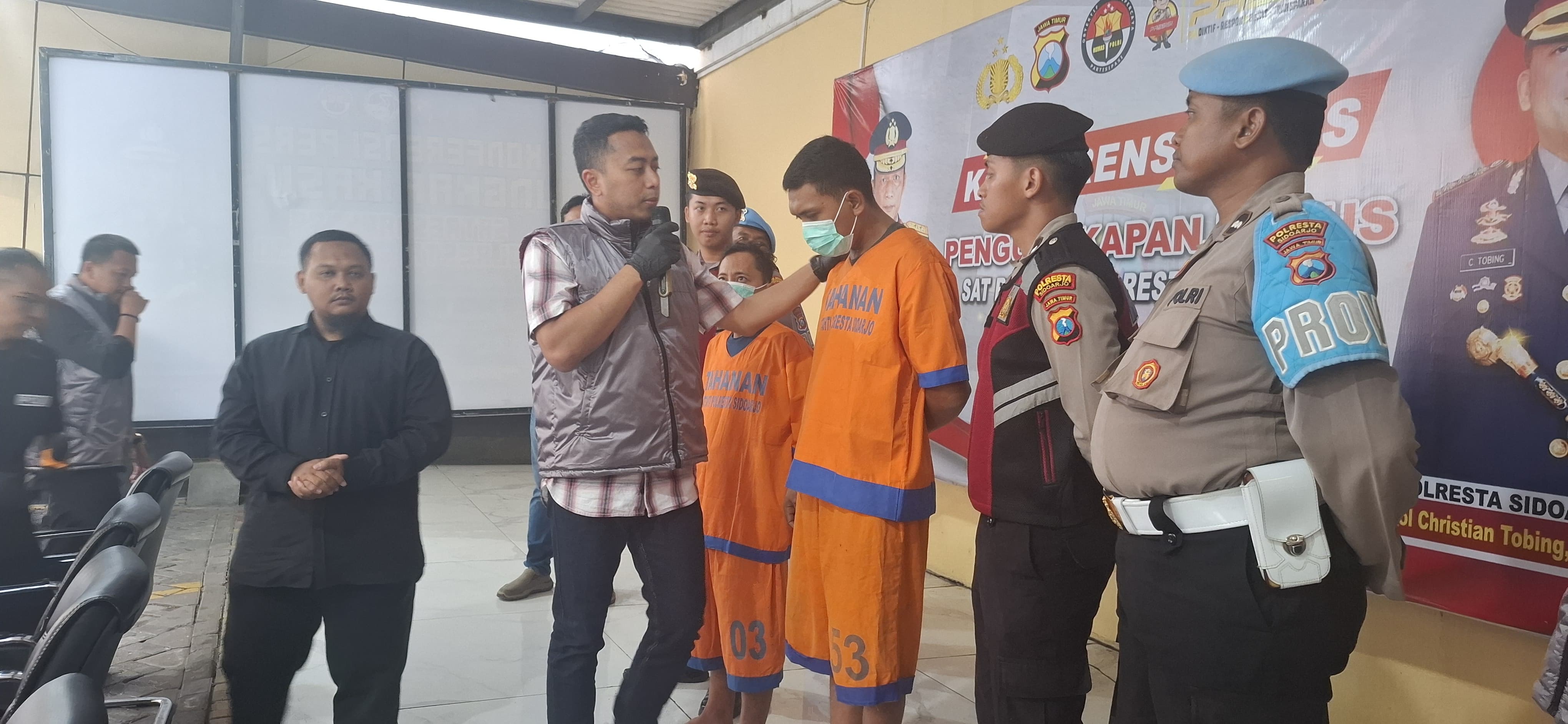 NGAKU : FS seorang satpam mengaku tak bisa menolak saat diajak curi kabel tembaga panel karena disogok rokok. (GUNTUR IRIANTO/RADAR SIDOARJO)