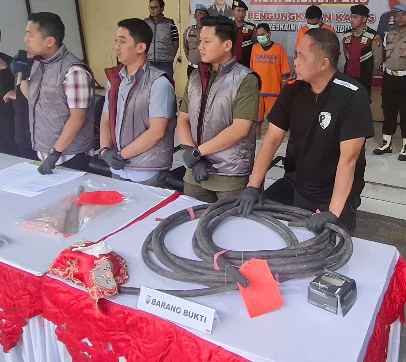 MAHAL : Kabel tembaga panel yang diamankan Satreskrim Polresta Sidoarjo sebagai barang bukti. Komplotan ini mencuri dan menjualnya kemudian hasilnya dibagi. (GUNTUR IRIANTO/RADAR SIDOARJO)