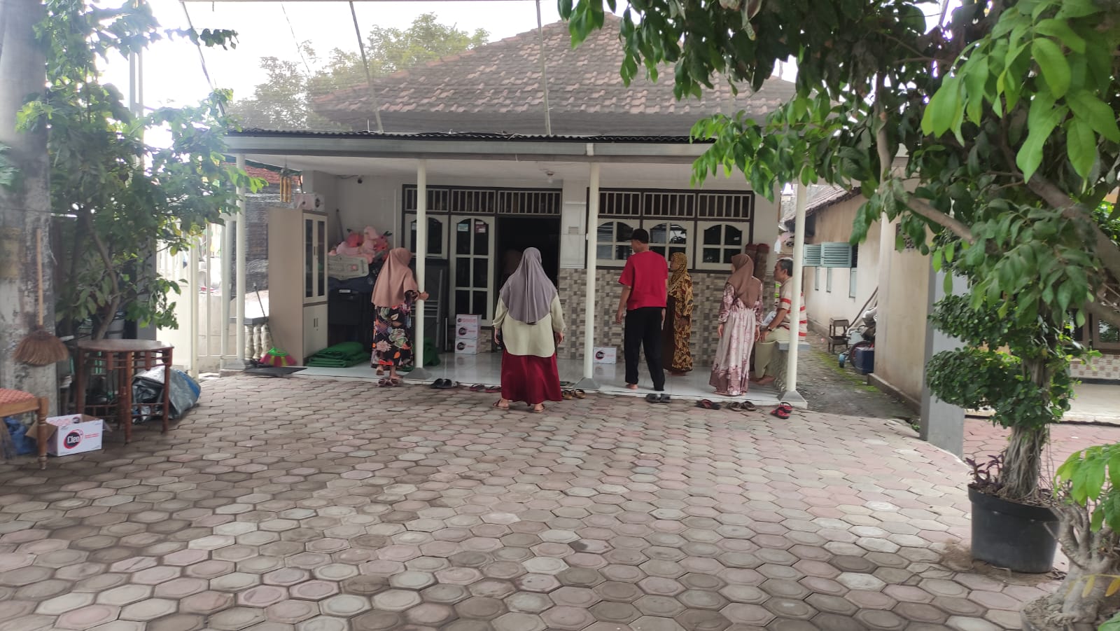 DUKA : Suasana rumah korban tenggelam di Desa Gemurung, Gedangan, Sidoarjo, Jumat (11/4). Fahmi salah satu korban yang terseret ombak di Pantai Balekambang, Malang. (DIKY PUTRA SANSIRI/RADAR SIDOARJO)