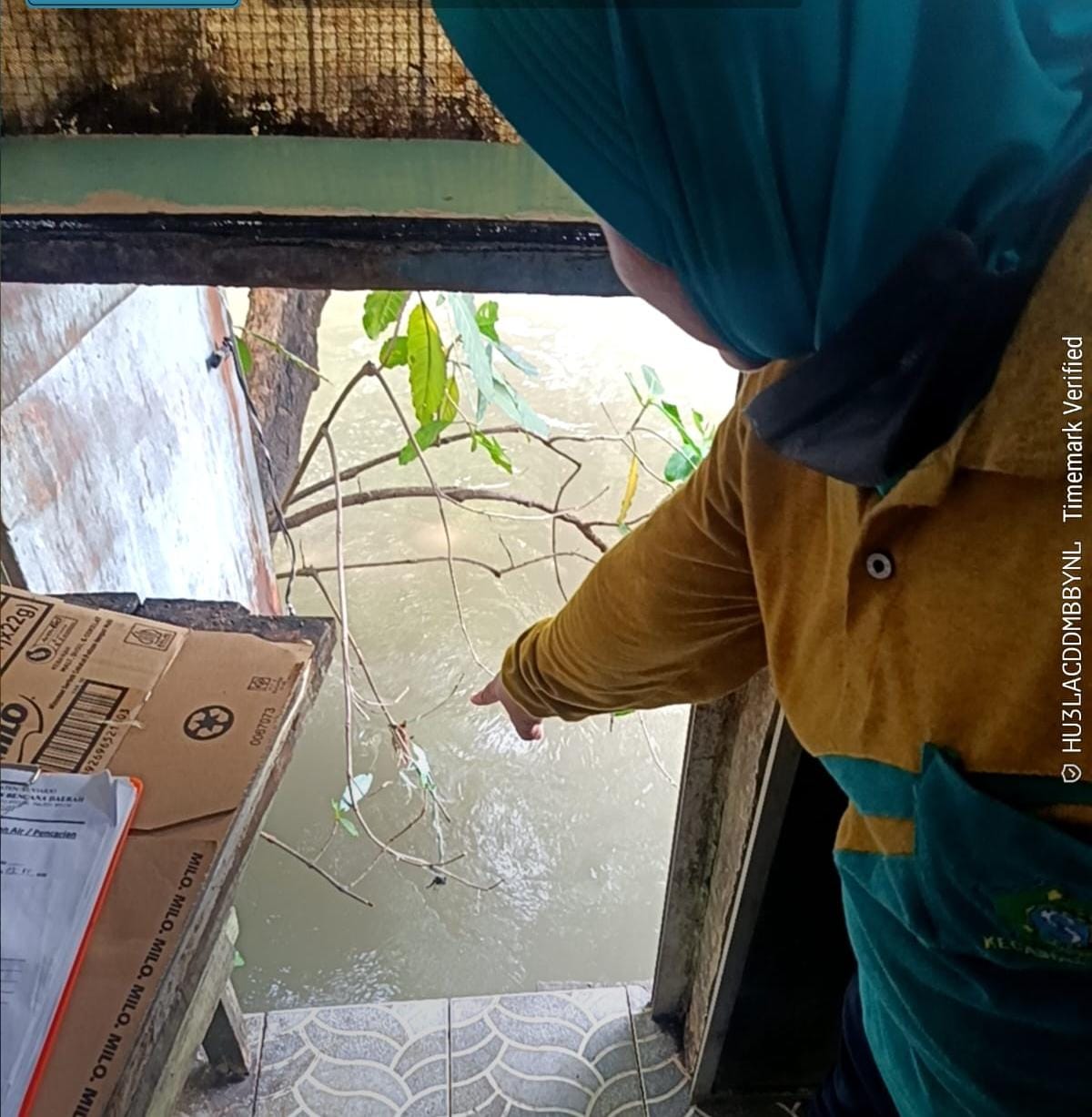 HILANG : Lokasi awal diduga tenggelamnya seorang nenek di Sungai Buntung, Waru, Sidoarjo, Jumat (11/4). (DIKY PUTRA SANSIRI/RADAR SIDOARJO)
