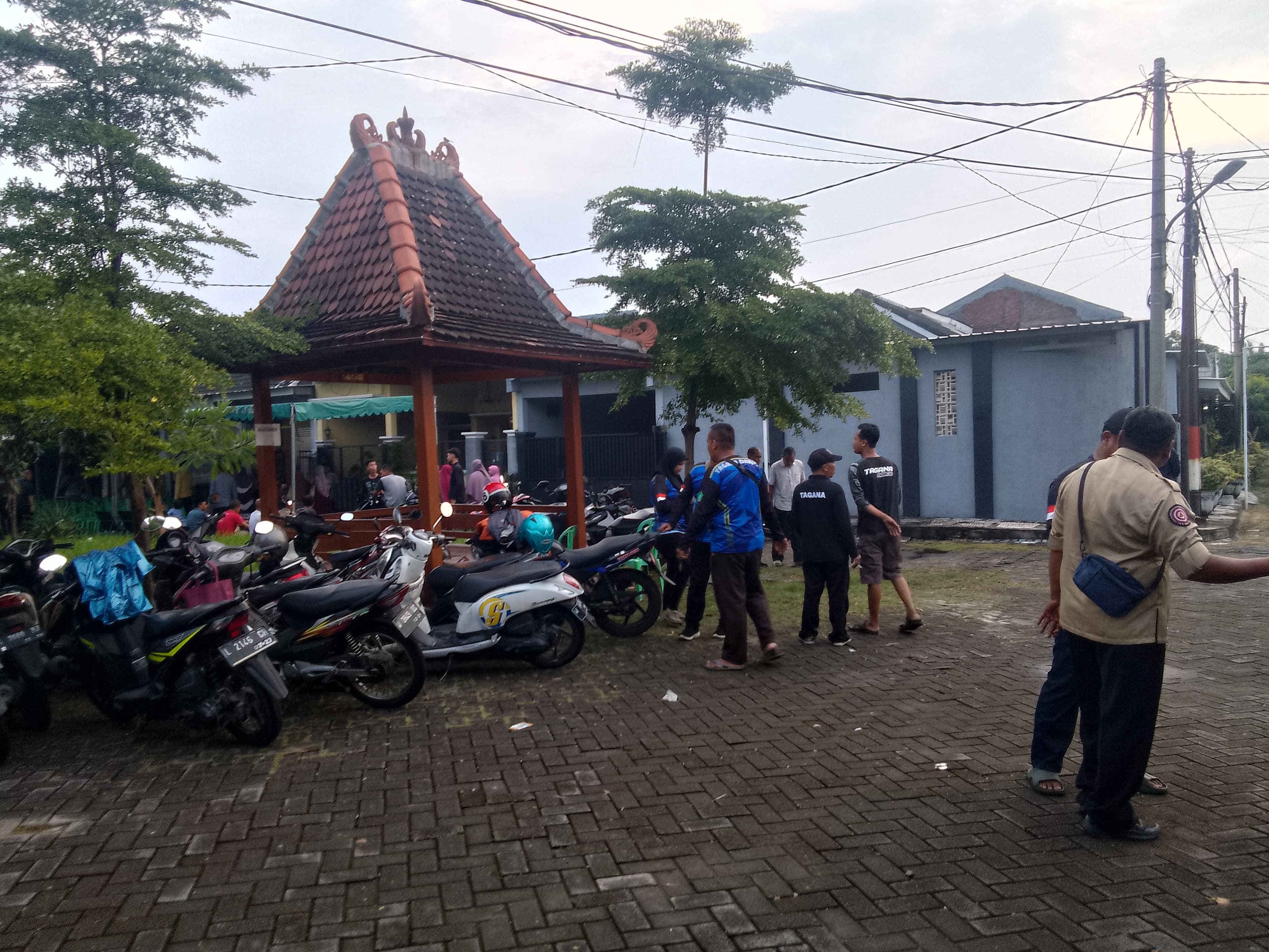 DUKA : Suasana rumah duka korban terseret ombak di Perumahan Putri Juanda, Sedati, Sidoarjo, Jumat (11/4). (DIKY PUTRA SANSIRI/RADAR SIDOARJO)