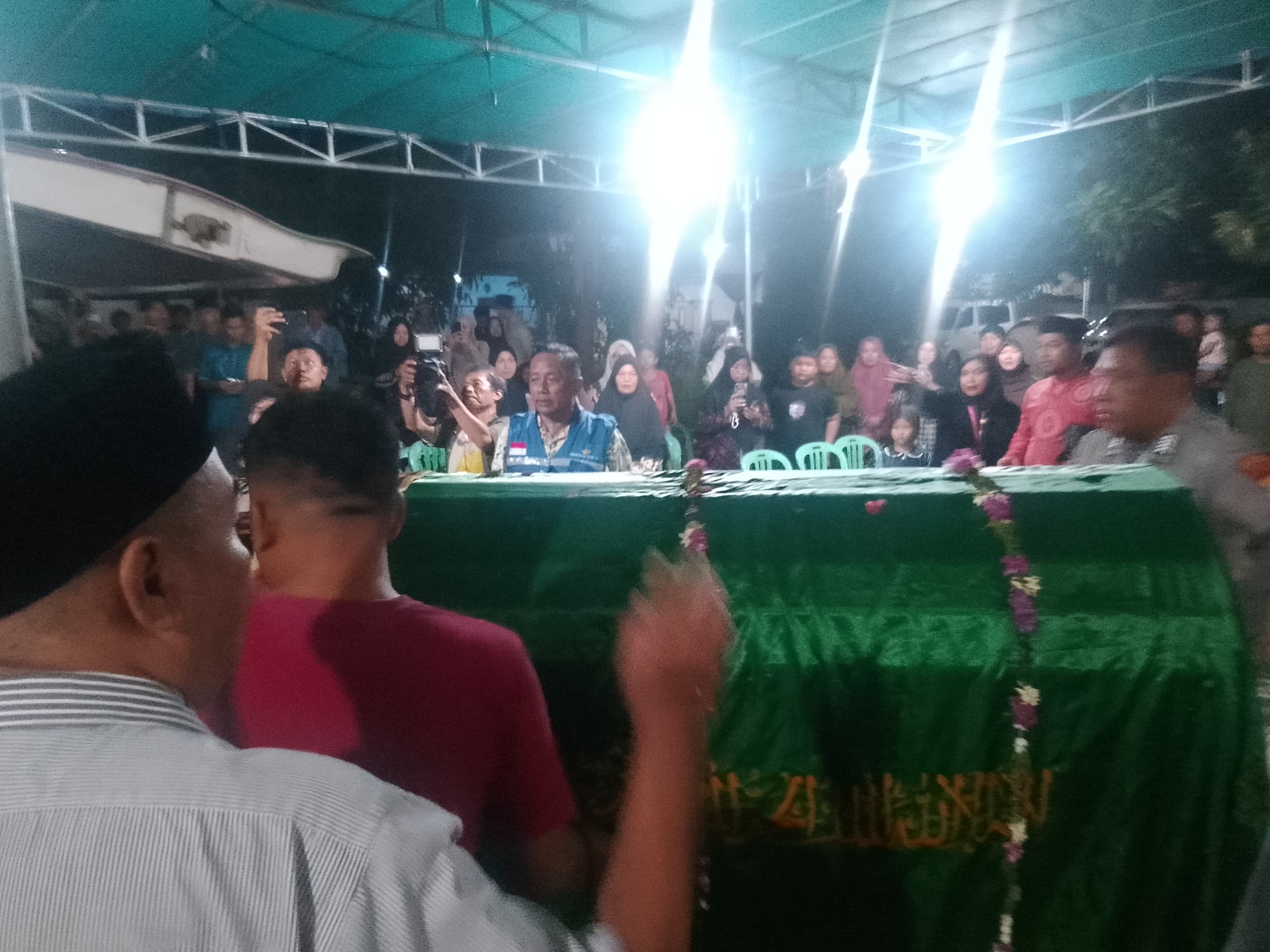 DIMAKAMKAN : Mobil ambulans yang mengangkut jenazah korban terseret ombak di Pantai Balekambang, Malang, tiba di rumah duka, Sedati, Sidoarjo, Jumat (11/4) malam. (DIKY PUTRA SANSIRI/RADAR SIDOARJO)
