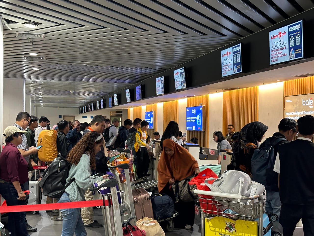 RAMAI: Calon penumpang pesawat di Bandara Internasional Juanda. (IST)