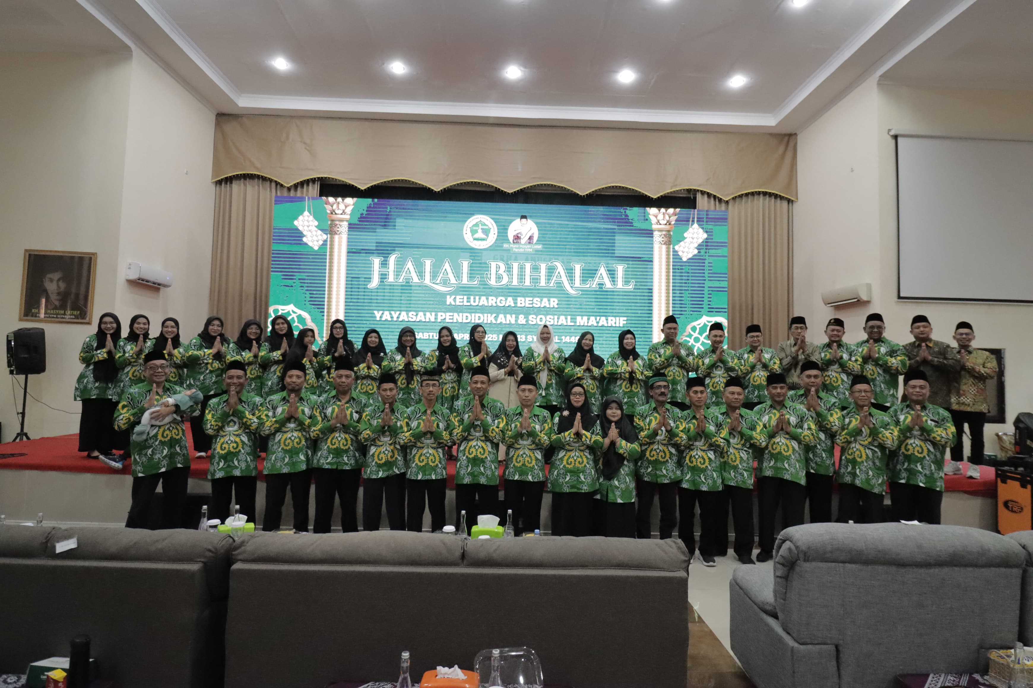 KOMPAK: Foto bersama keluarga YPM dalam halalbihalal. (ANAS/RADAR SIDOARJO)