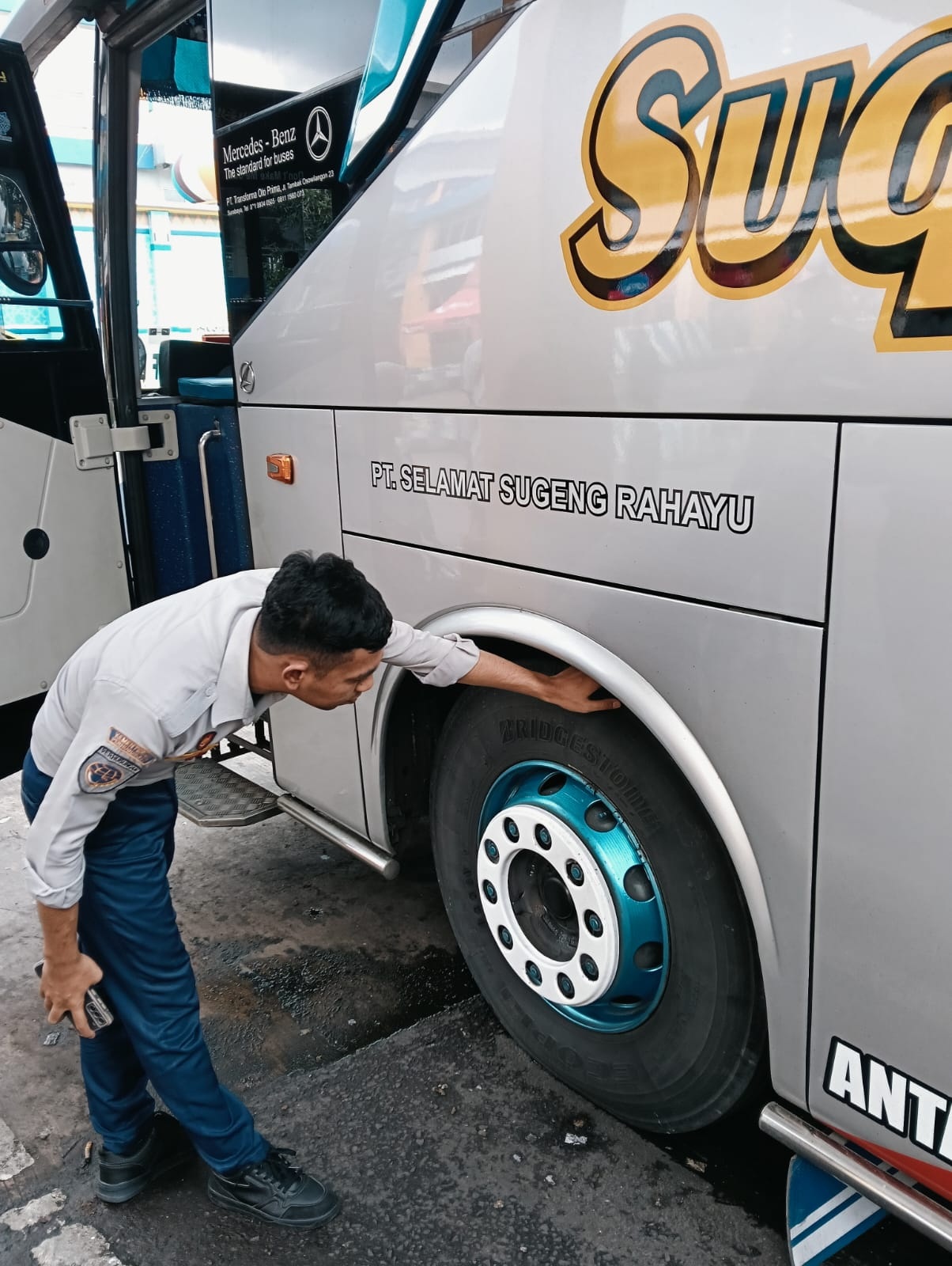 KETAT : Petugas lakukan ramp check di Terminal Purabaya.