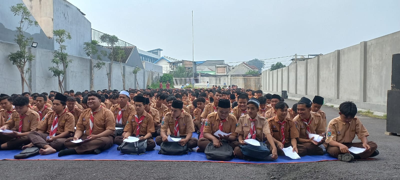 IKHTIAR: Para siswa kompak mengikuti istighotsah dan doa bersama. (ANAS/RADAR SIDOARJO)