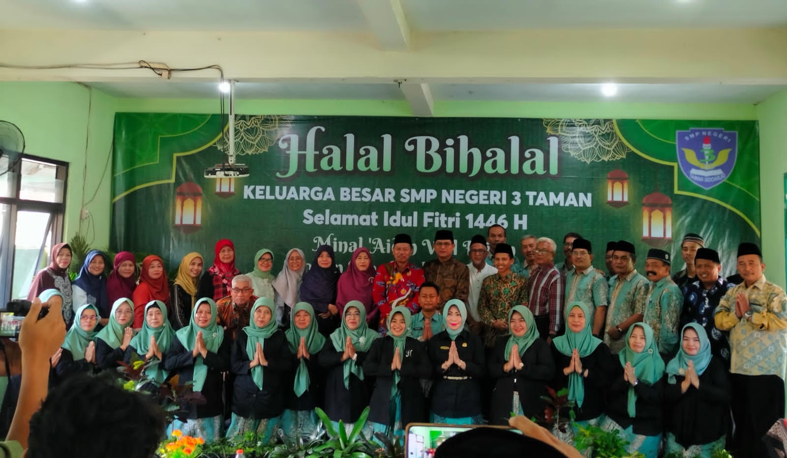 SINERGIS: Foto bersama saat halalbihalal. (ANAS/RADAR SIDOARJO)