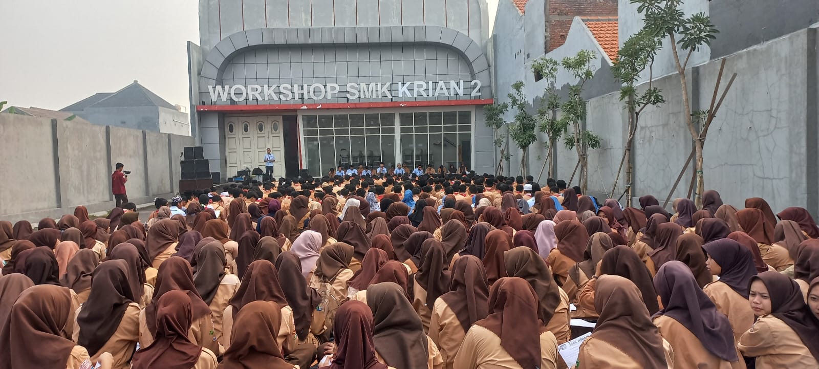 IKHTIAR: Para siswa kompak mengikuti istighotsah dan doa bersama. (ANAS/RADAR SIDOARJO)