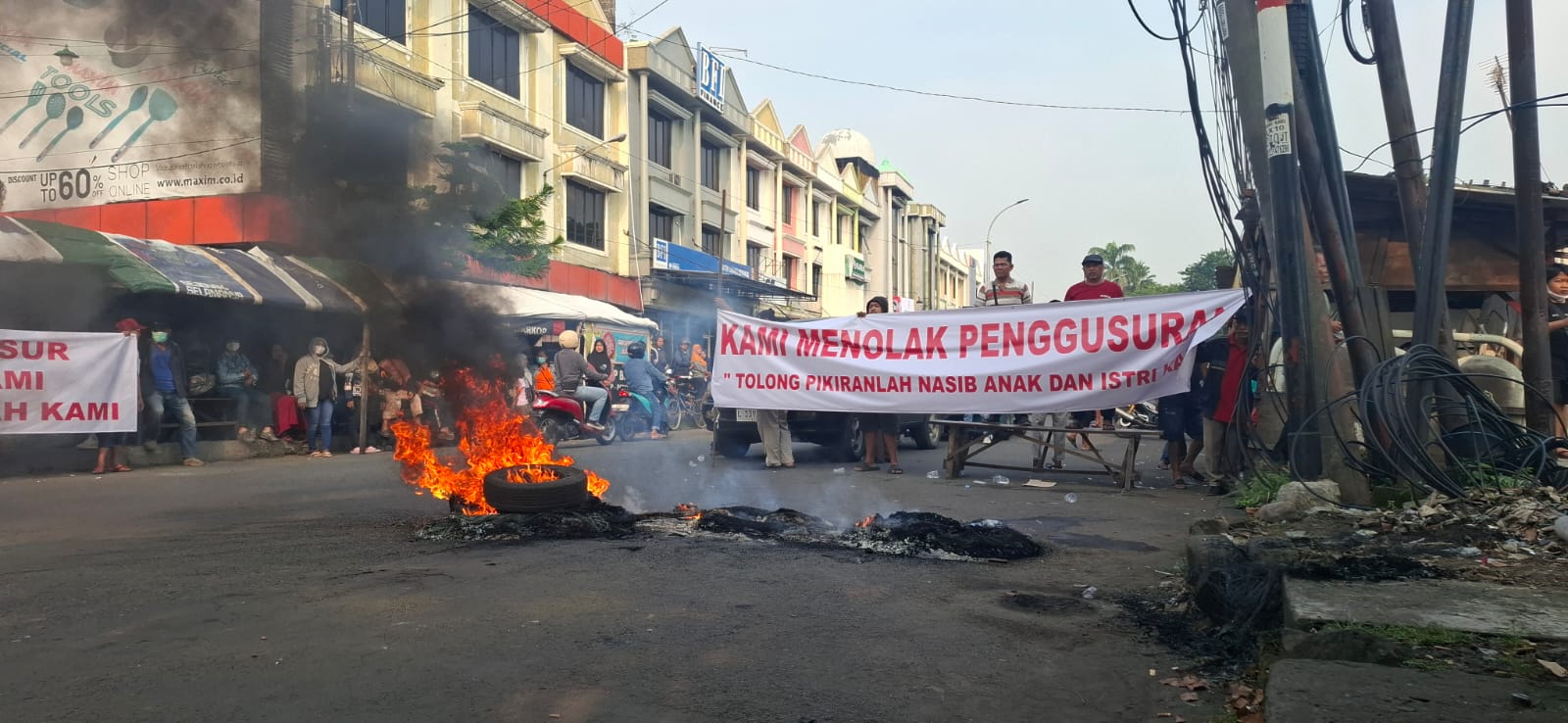 BAKAR BAN : Puluhan PKL melakukan demo di sekitar bangli yang akan digusur di Pepelegi, Sidoarjo. (M SAIFUL ROHMAN/RADAR SIDOARJO)