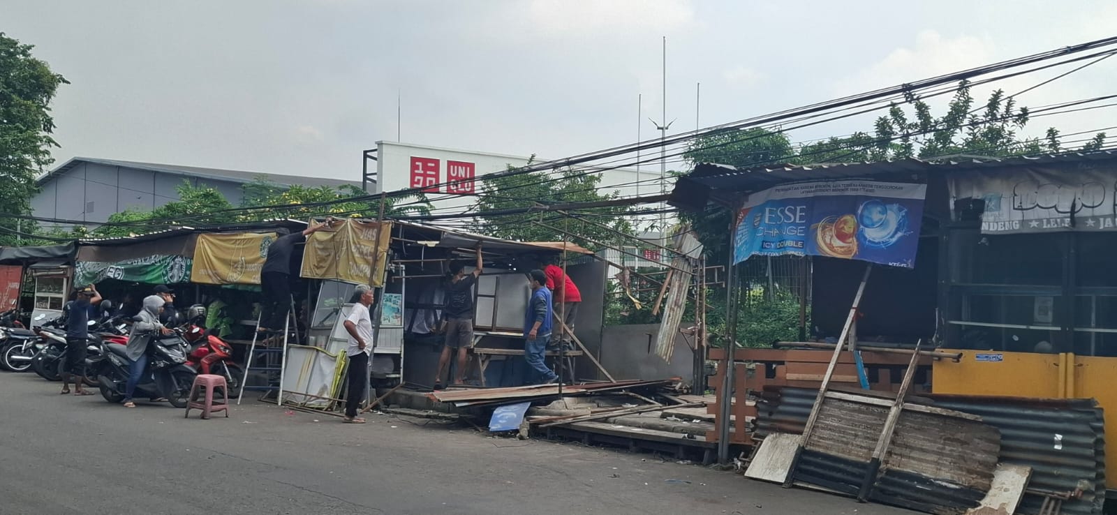 SEPAKAT: Beberapa lapak dibongkar secara mandiri oleh para PKL di Jalan Pepelegi, Sidoarjo. (M SAIFUL ROHMAN/RADAR SIDOARJO)
