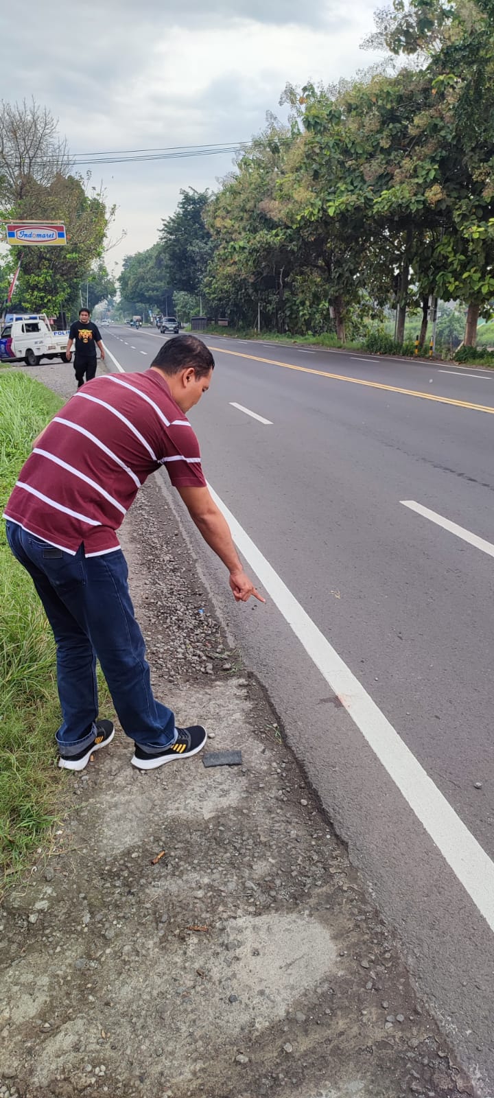 OLAH TKP : Polisi sedang berada di lokasi kejadian korban terjatuh di Jalan Bakungtemenggungan, Balongbendo, Sidoarjo. (IST/RADAR SIDOARJO)