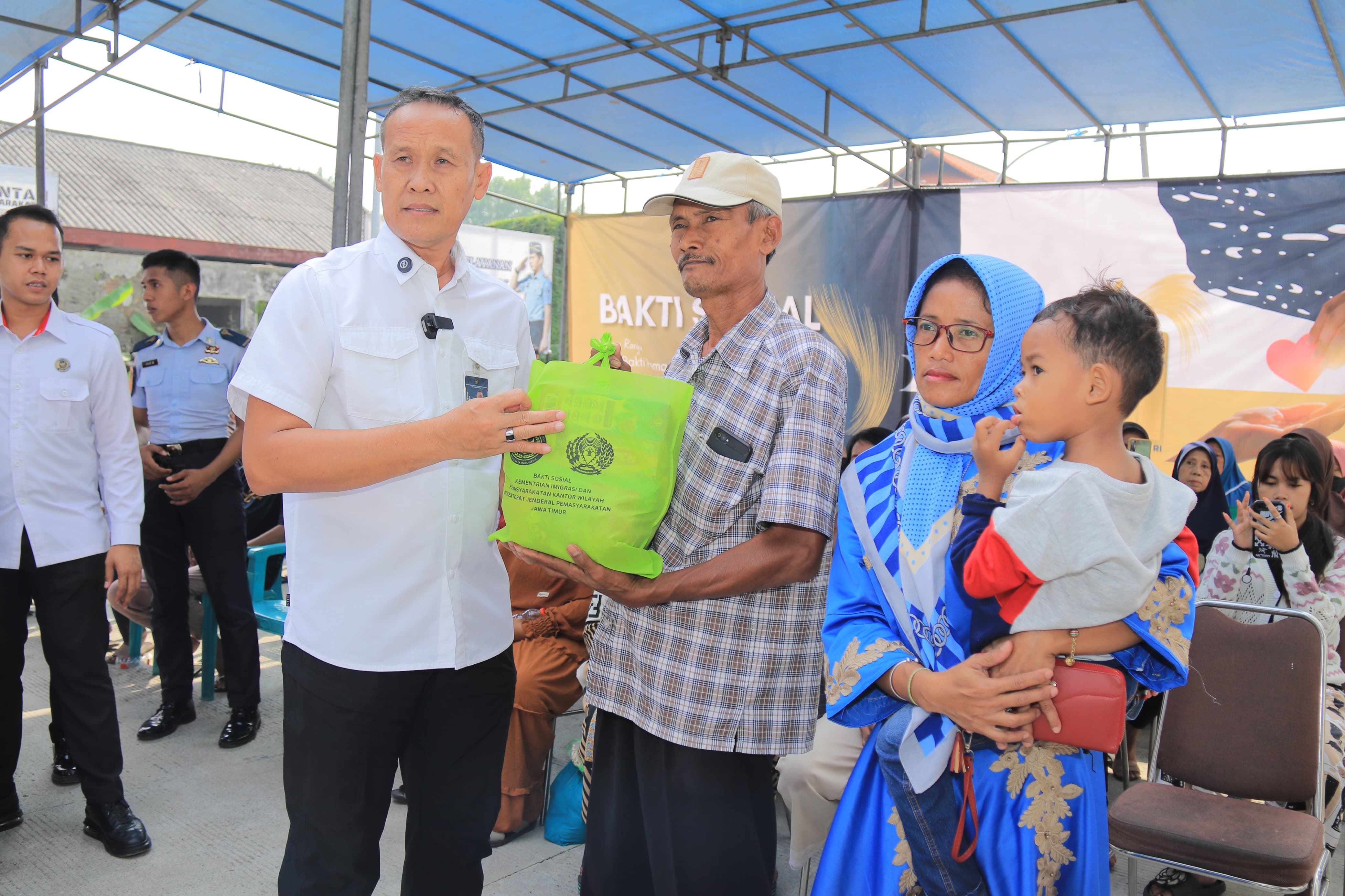 BERBAGI : Kepala Kantor Wilayah Ditjenpas Jawa Timur, Kadiyono, membagikan ratusan bantuan ke anak yatim dan keluarga warga binaannya. (IST/RADAR SIDOARJO)