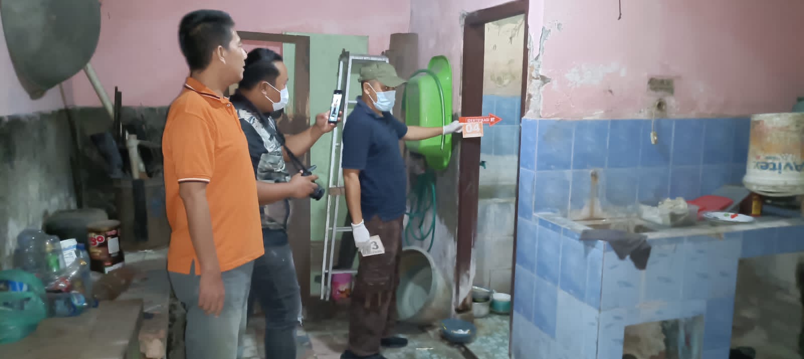 TRAGIS: Proses evakuasi korban tewas Minggu (13/4) malam.