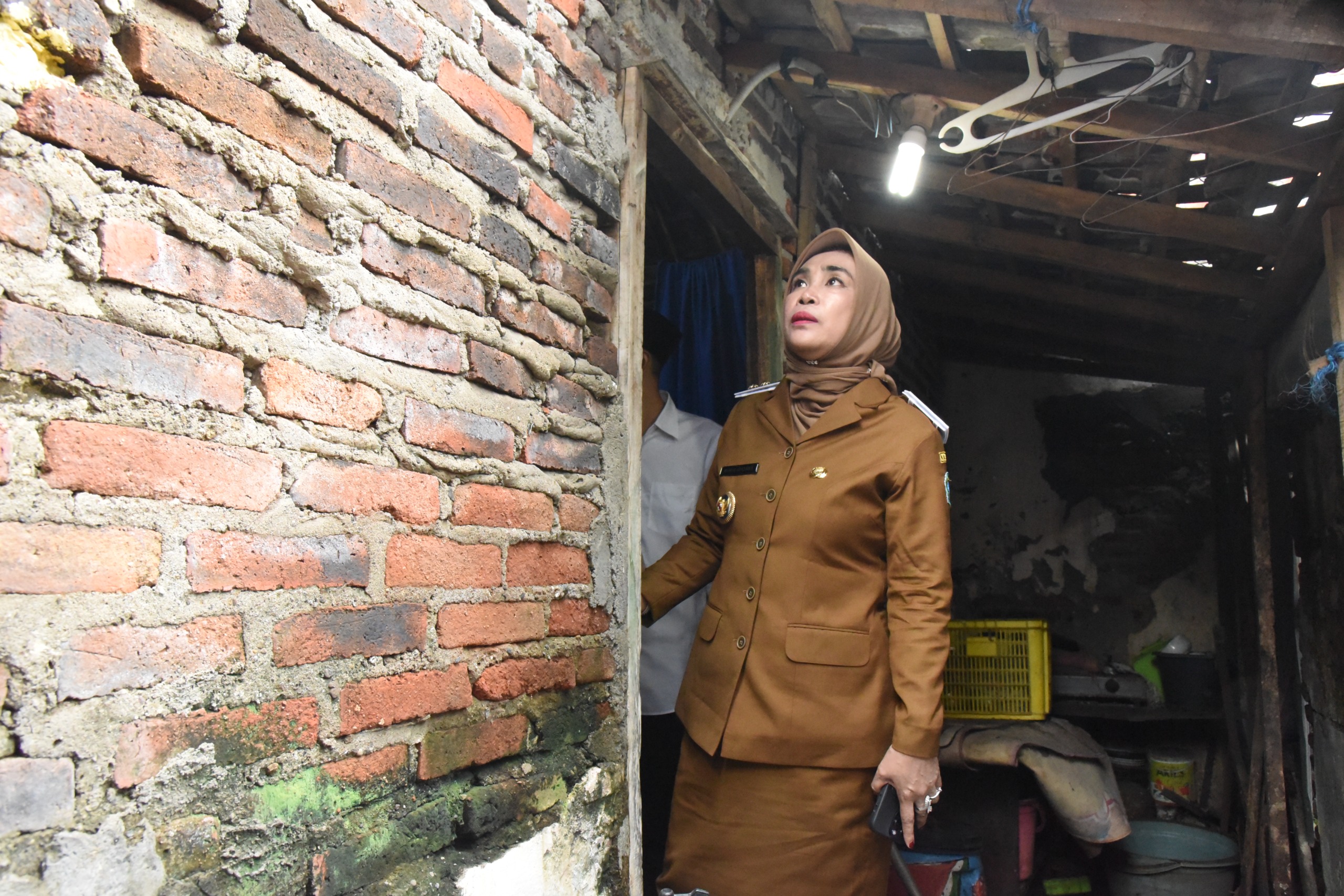 GERAK CEPAT: Wakil Bupati Sidoarjo Mimik Idayana saat berkunjung ke rumah tidak layak huni di Lemahputro Sidoarjo.