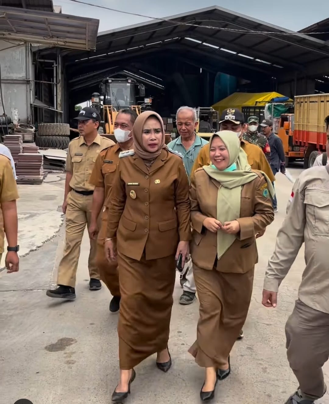 BERDEBU: Wakil Bupati Sidoarjo Mimik Idayana saat melihat kondisi pabrik di Sidokepung.  &nbsp;