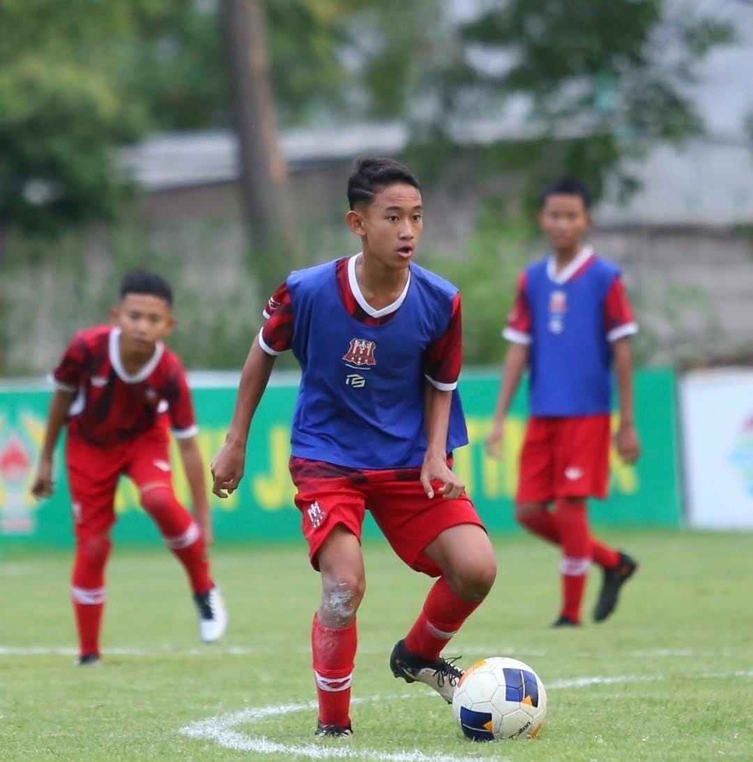 BIBIT MUDA: Para pemain Deltras Academy saat latihan di Lapangan Siwalanpanji.