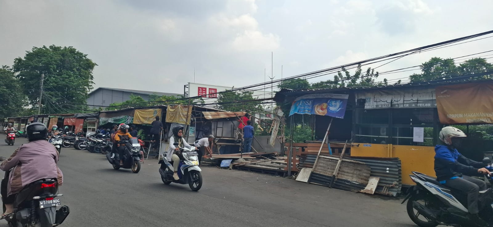 ADA SOLUSI: Para PKL di sepanjang Sungai Sawotratap membongkar sendiri lapaknya pada Senin (14/4). (M SAIFUL ROHMAN/RADAR SIDOARJO)