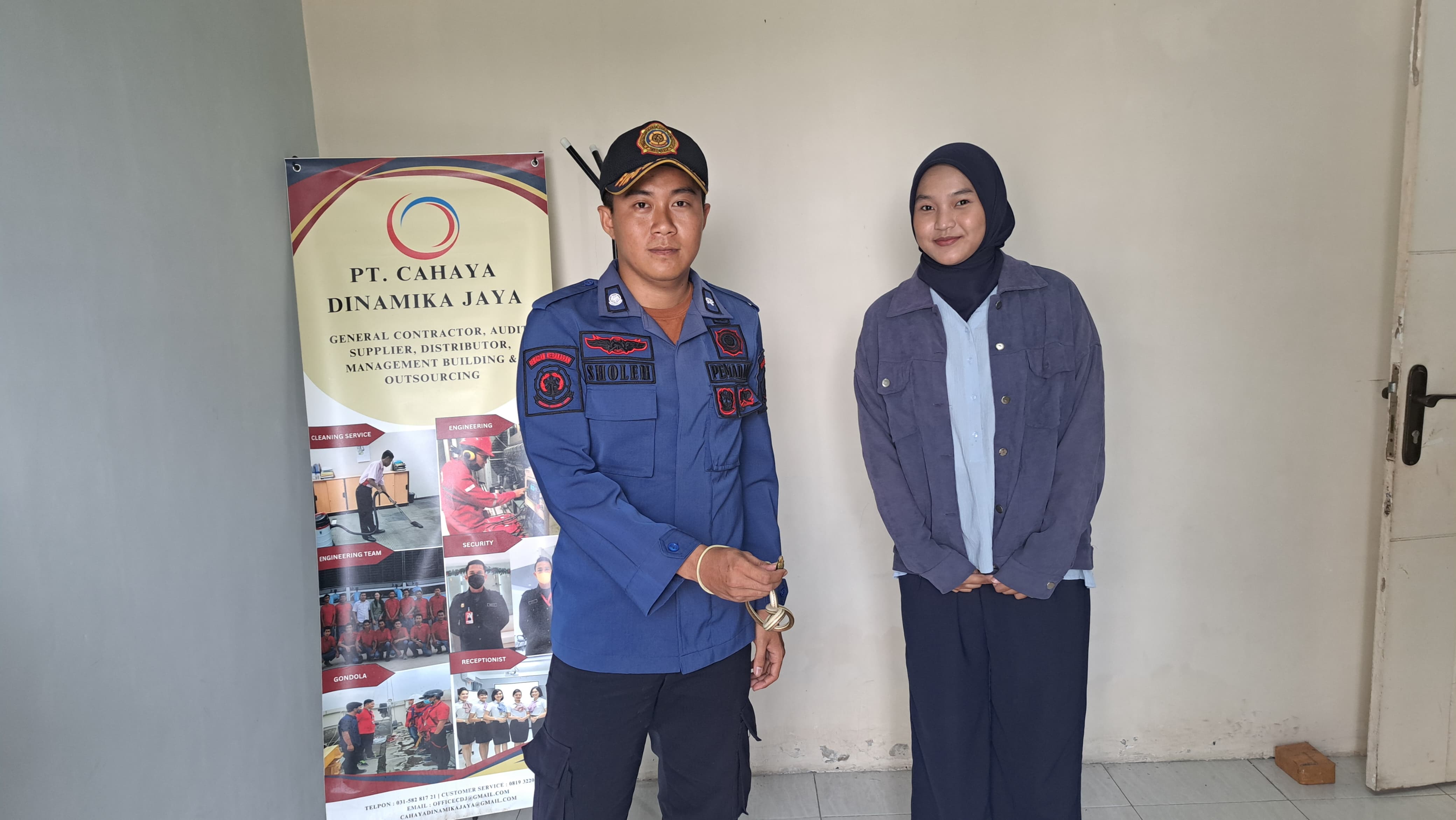 MERESAHKAN: Petugas damkar berhasil mengevakuasi ular kecil di Gedangan, Sidoarjo.
