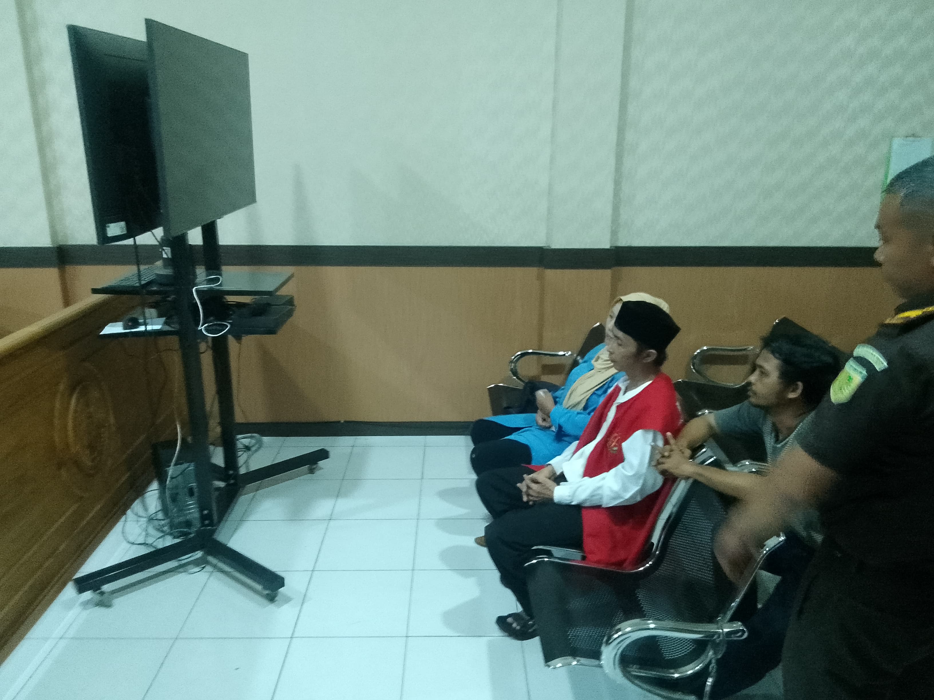 PASRAH : Terdakwa kasus kepemilikan 30 kilogram SS ditemani oleh anggota keluarganya saat sidang di PN Sidoarjo, Selasa (15/4). (DIKY PUTRA SANSIRI/RADAR SIDOARJO)