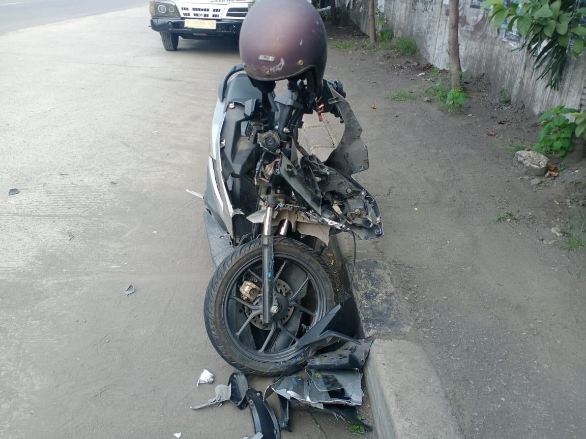 RINGSEK: Kondisi motor korban usai ditabrak mobil boks. (IST)