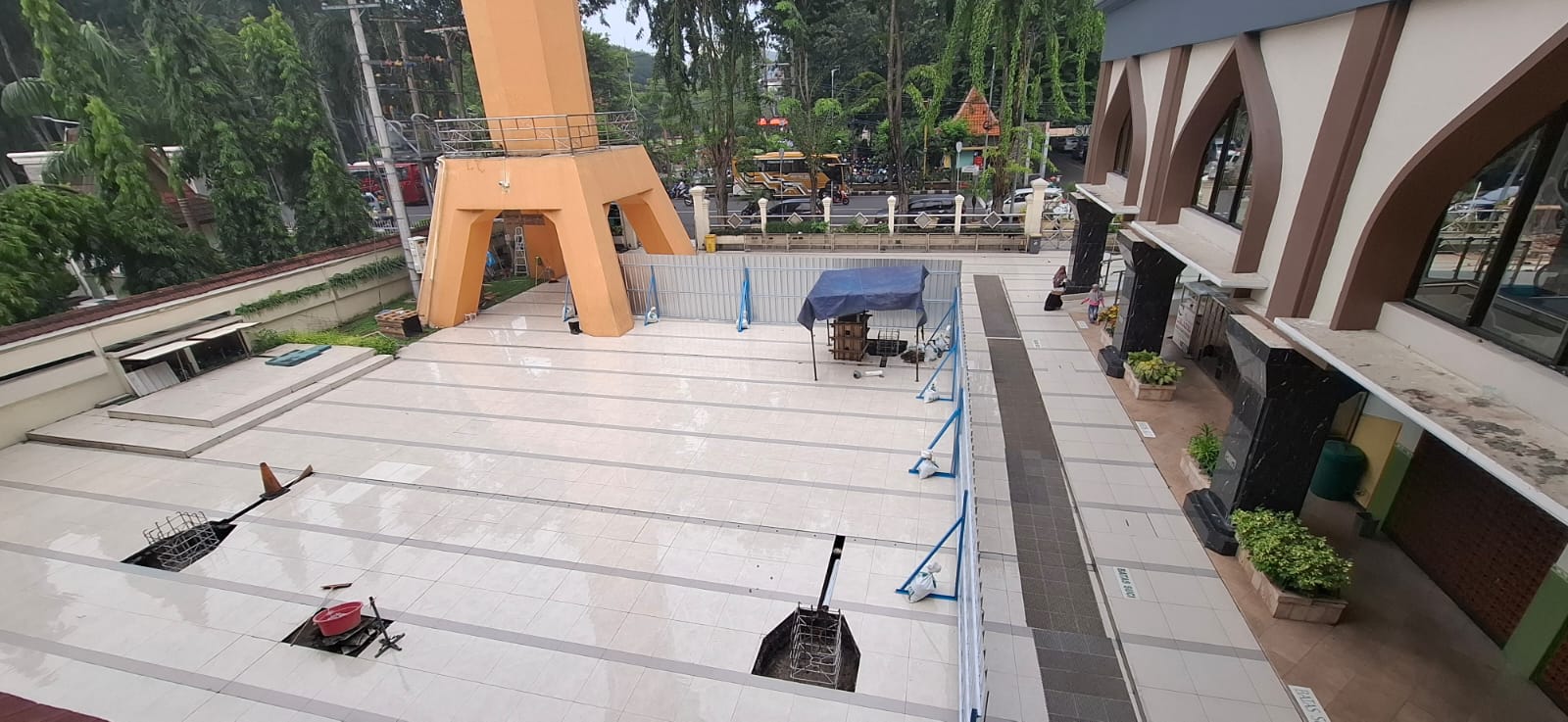 DIPERCANTIK: Rehabilitasi Masjid Agung Sidoarjo mulai dilakukan di bagian teras masjid. (M SAIFUL ROHMAN/RADAR SIDOARJO)