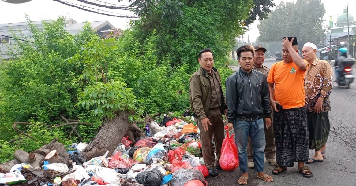 KEBIASAAN BURUK: Pembuangan sampah, Achmad Gufron (jaket hitam) diamankan tim operasi.