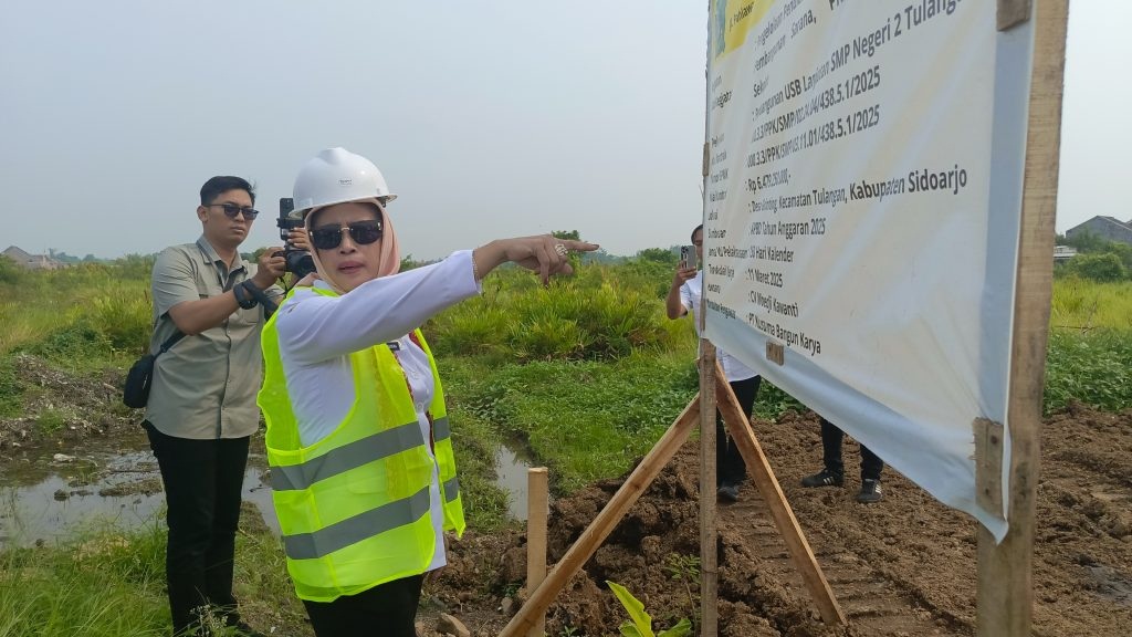 DIAWASI: Wakil Bupati Sidoarjo Mimik Idayana melakukan inspeksi mendadak ke SMPN 2 Tulangan, Rabu (16/4).