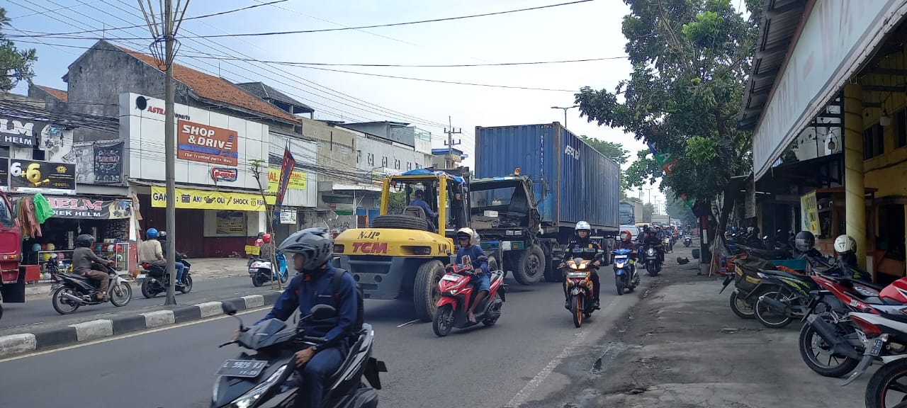 RINGSEK : Kondisi truk diduga usai kecelakaan. (IST)