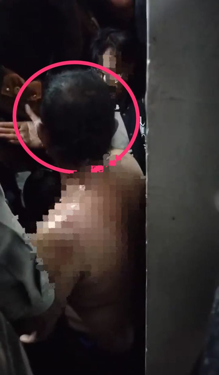 DIHAJAR : Pelaku curanmor saat ditangkap warga di Jalan Letjen Suprapto, Waru, Sidoarjo, Kamis (17/4) petang. (IST/RADAR SIDOARJO)